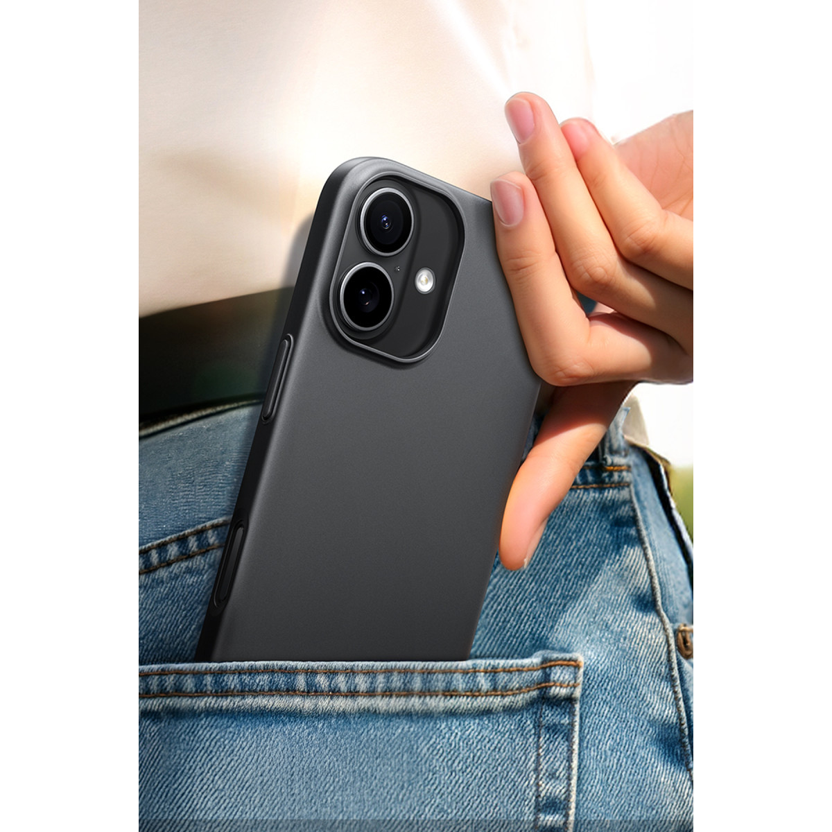 Bir el, çift kameralı siyah bir akıllı telefonu mavi kot pantolonun arka cebine koyuyor.