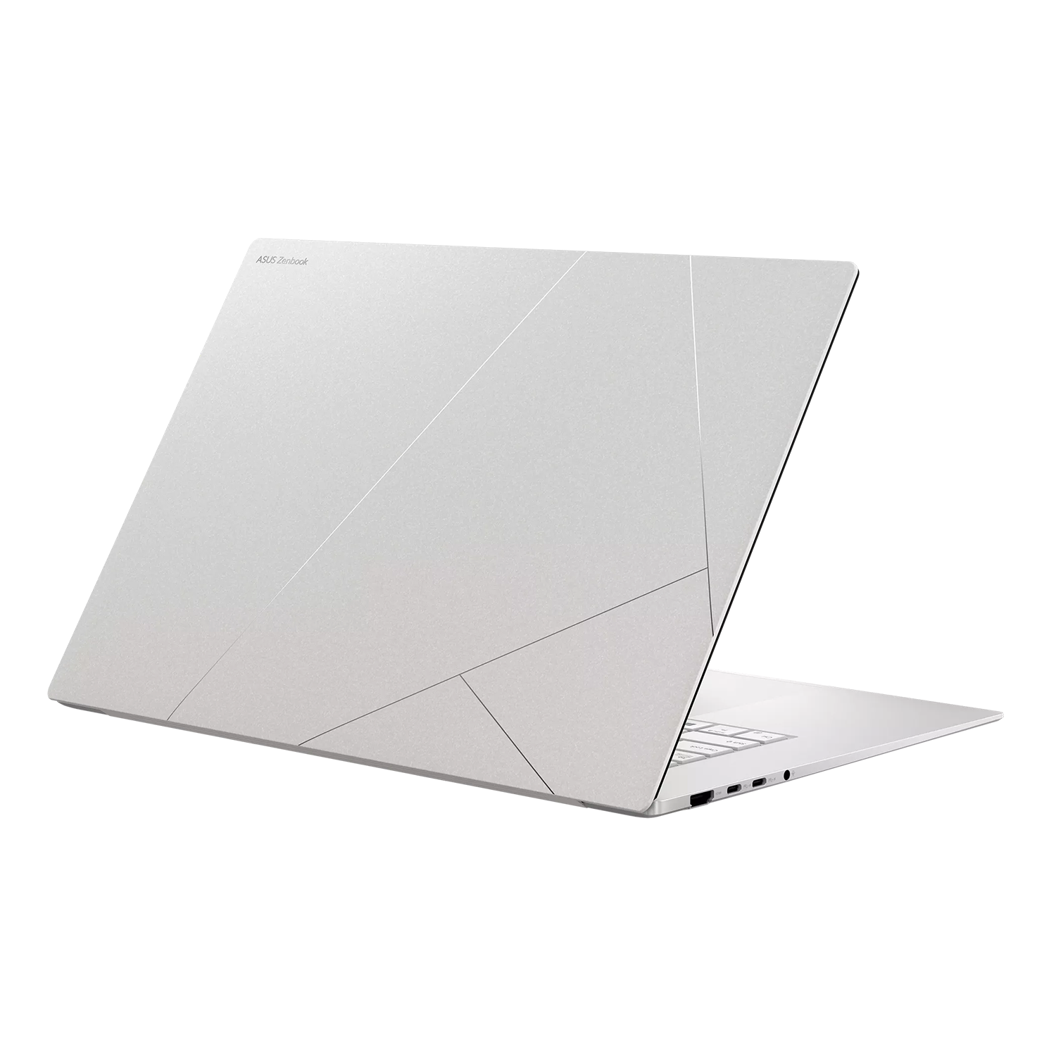 Kapağında geometrik desen bulunan gümüş renkli ASUS Zenbook dizüstü bilgisayar, beyaz arka plan üzerinde.