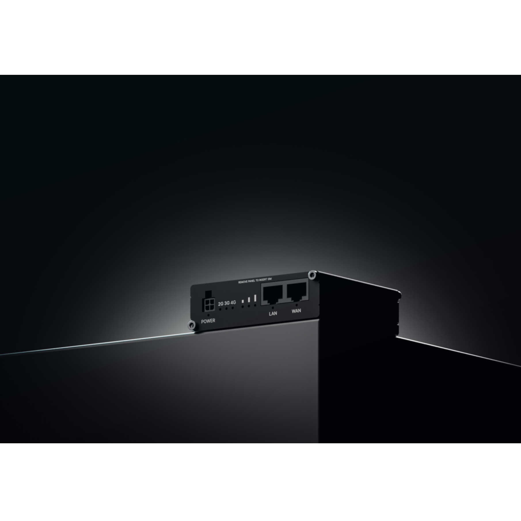 Ein kleiner schwarzer Router mit LAN- und WAN-Anschlüssen auf einer dunklen Oberfläche.