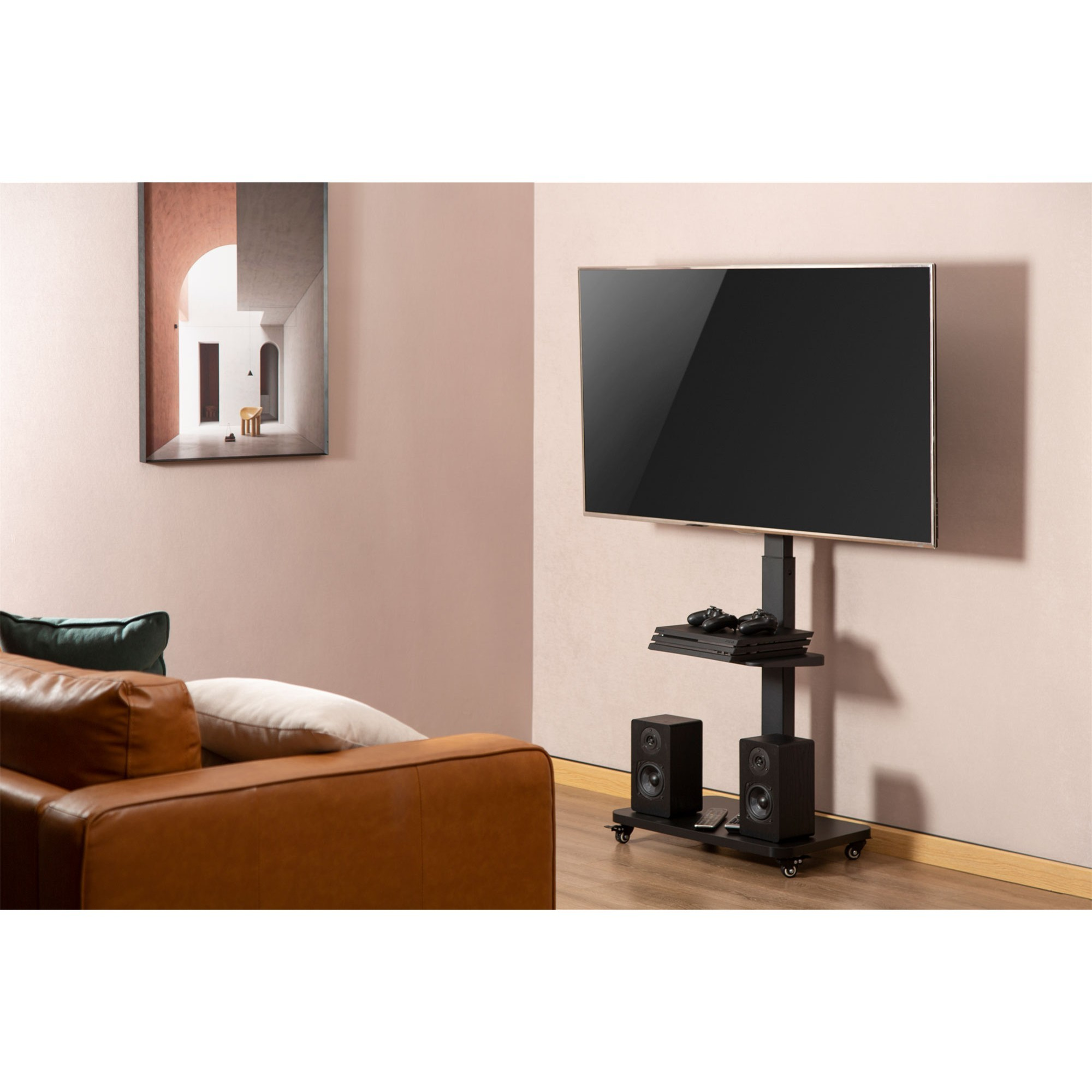 Ein schwarzer TV-Ständer auf Rollen mit Fernseher, Lautsprechern und Spielekonsole im modernen Zimmer.