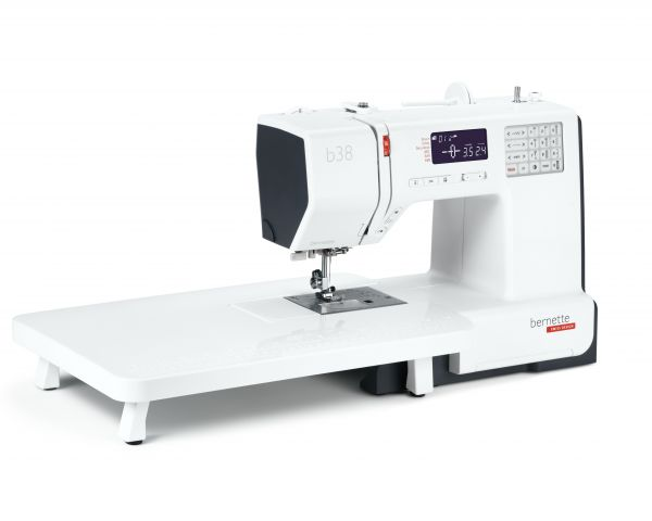 Eine weiße Computernähmaschine mit großem Anschiebetisch und digitalem Display vor weißem Hintergrund.