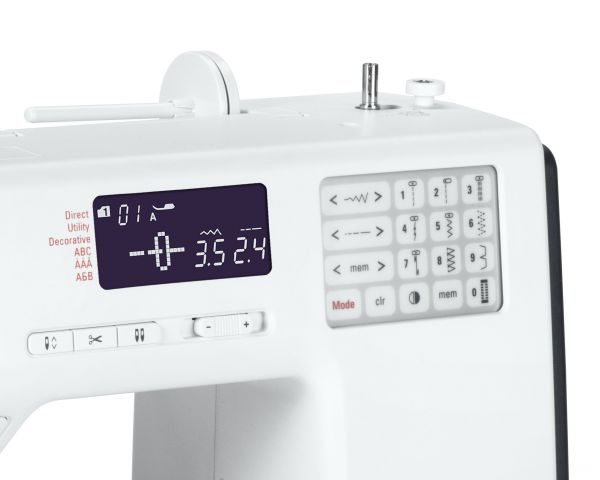 Nahaufnahme einer weißen Nähmaschine mit digitalem Display, Stichauswahl-Tasten und Bedienelementen.