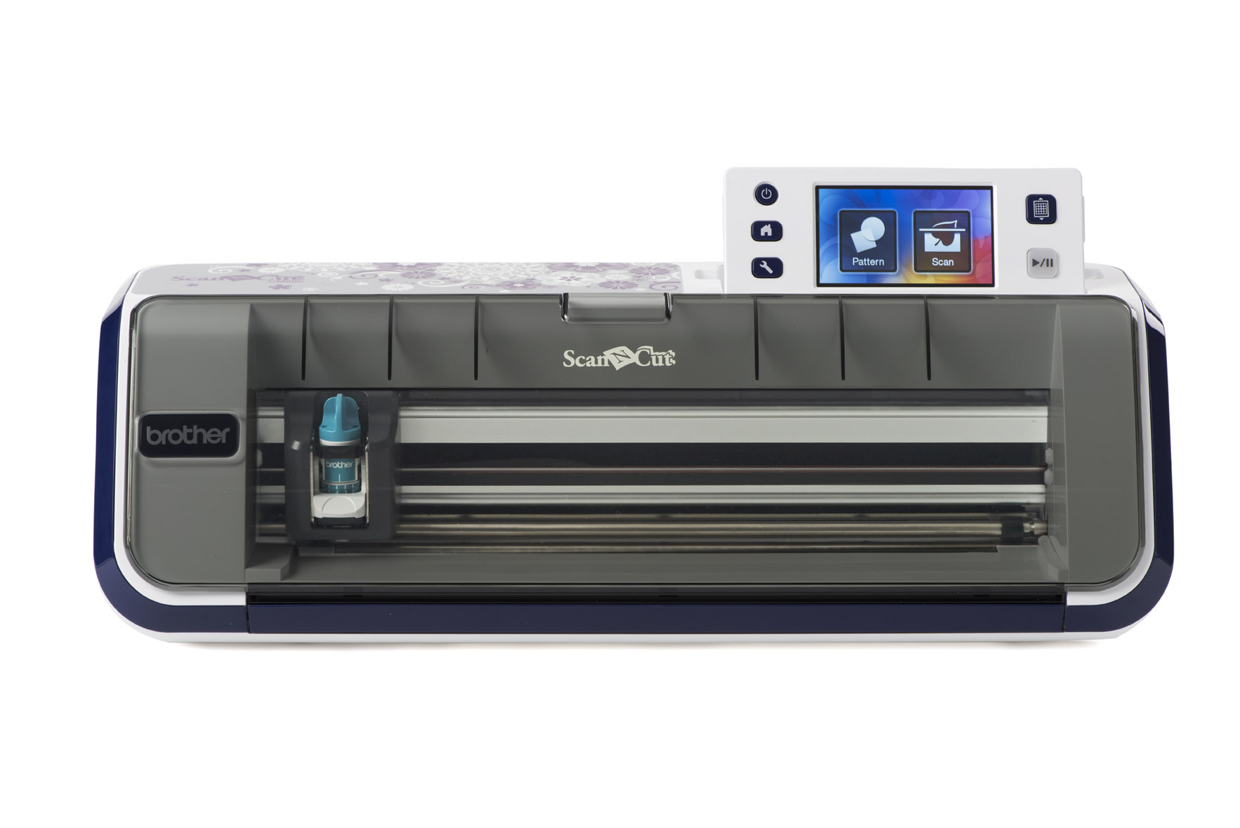 Eine weiß-blaue Brother ScanNCut Schneidemaschine mit digitalem Touchscreen vor weißem Hintergrund.