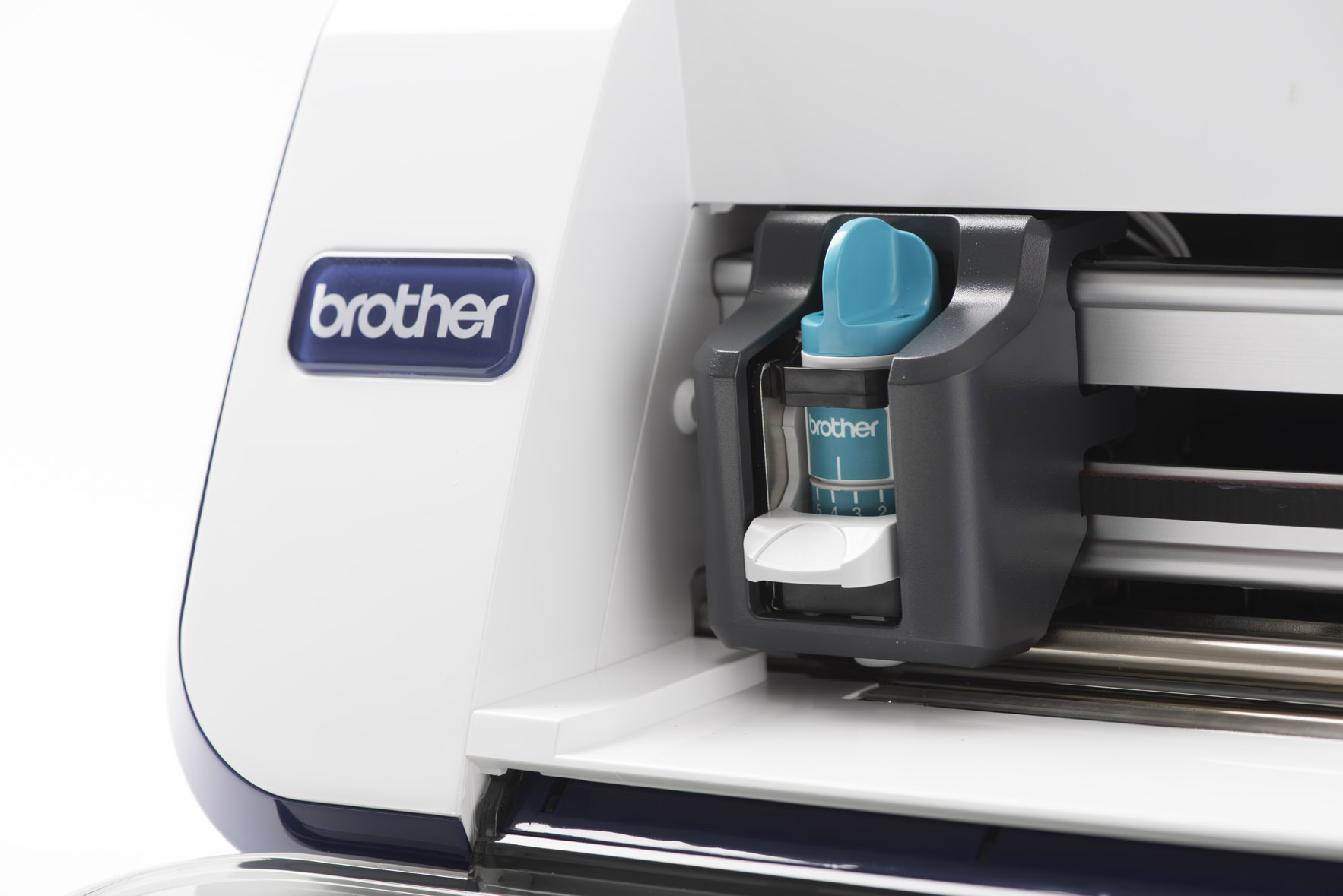 Nahaufnahme einer weißen Brother-Schneidemaschine mit einer blauen Klinge und dem Markenlogo.