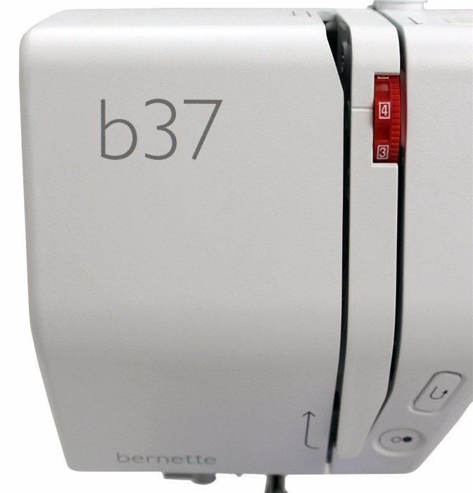 Nahaufnahme der weißen Nähmaschine Bernette b37 mit rotem Einstellrad.