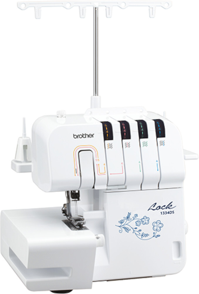 Una máquina de coser overlock blanca Brother Lock 1334DS con cuatro guías de hilo y un patrón floral azul.