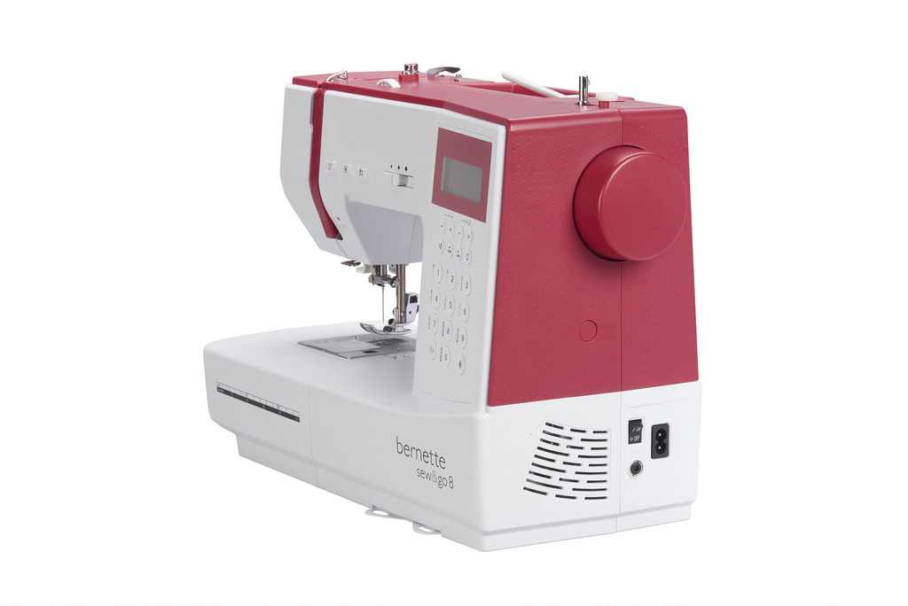 Una máquina de coser Bernette sew&go 8 blanca y roja vista de lado sobre fondo blanco.