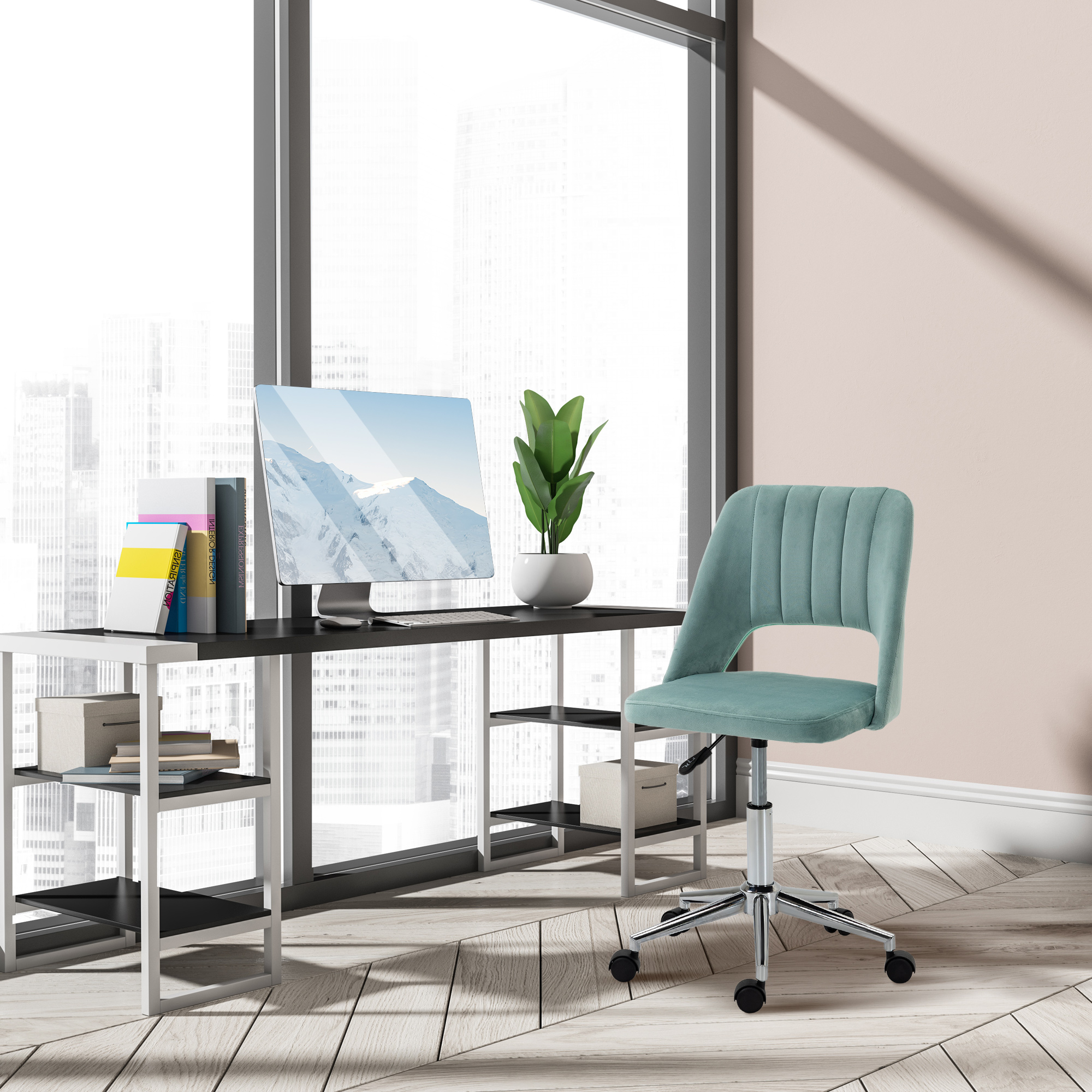 Moderna postazione di lavoro con scrivania davanti a una grande finestra, sedia verde menta e computer.