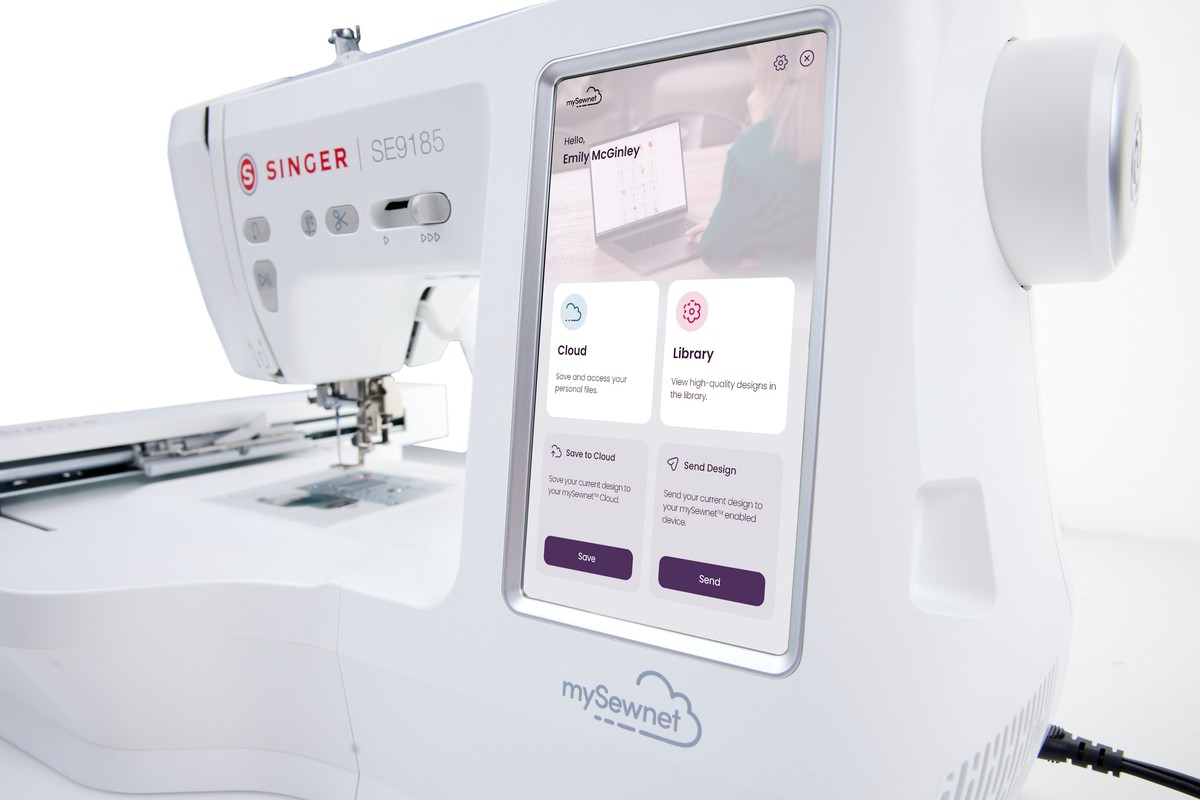 Moderna máquina de coser blanca Singer SE9185 con una gran pantalla táctil.