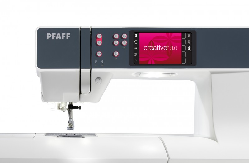 Máquina de coser Pfaff blanca y gris con pantalla a color rosa y aguja.