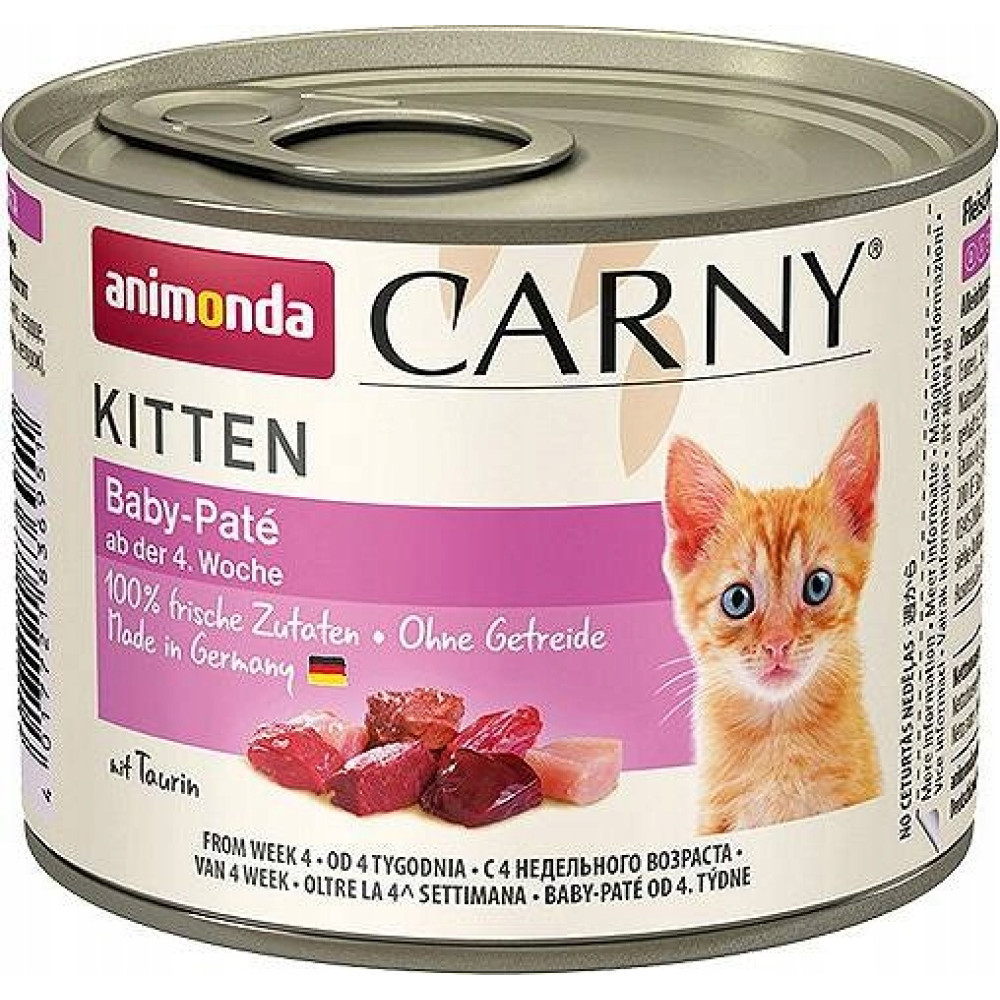 Puszka karmydla kotow Animonda Carny Kitten z rudym kociakiem i kawalkami mięsa.