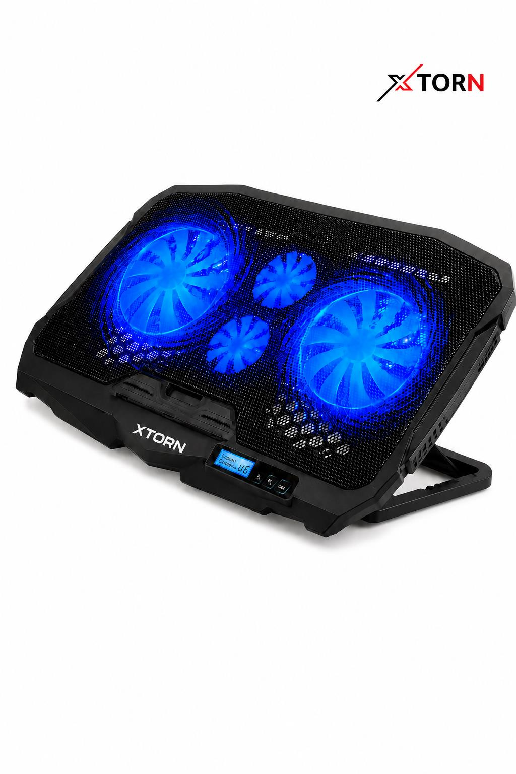Ön tarafında küçük bir LCD ekran ve dört mavi yanan fan bulunan siyah dizüstü bilgisayar soğutucusu.