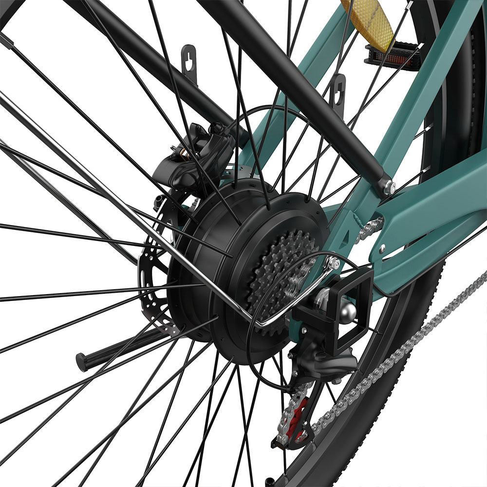 Primo piano della ruota posteriore di una e-bike verde con motore, freno a disco, cambio e catena.