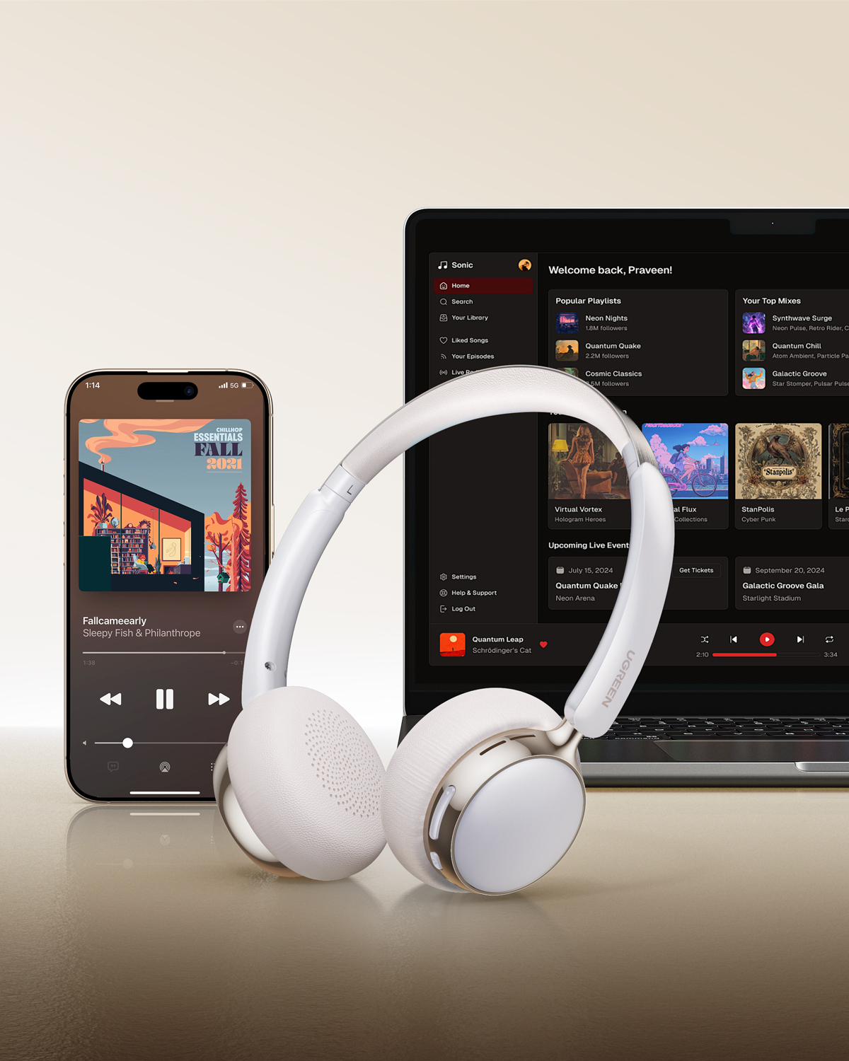 Cuffie bianche davanti a uno smartphone e un laptop che mostrano app musicali.