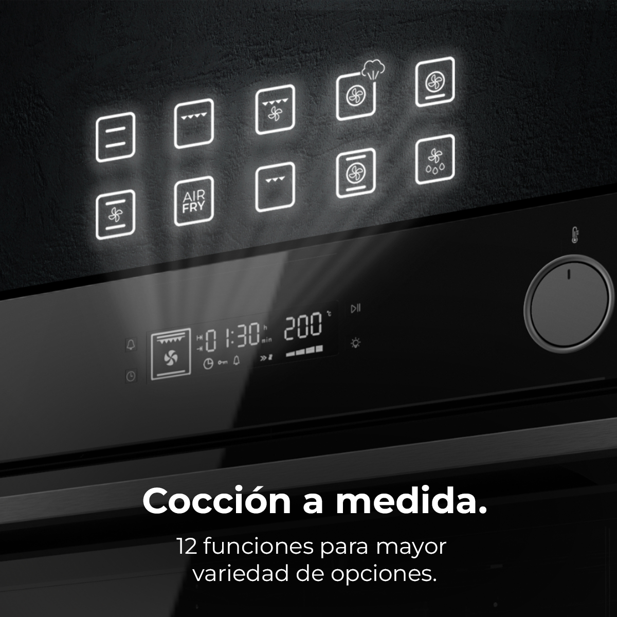 Panel de control de horno moderno con iconos brillantes, pantalla de tiempo y temperatura, y texto abajo.