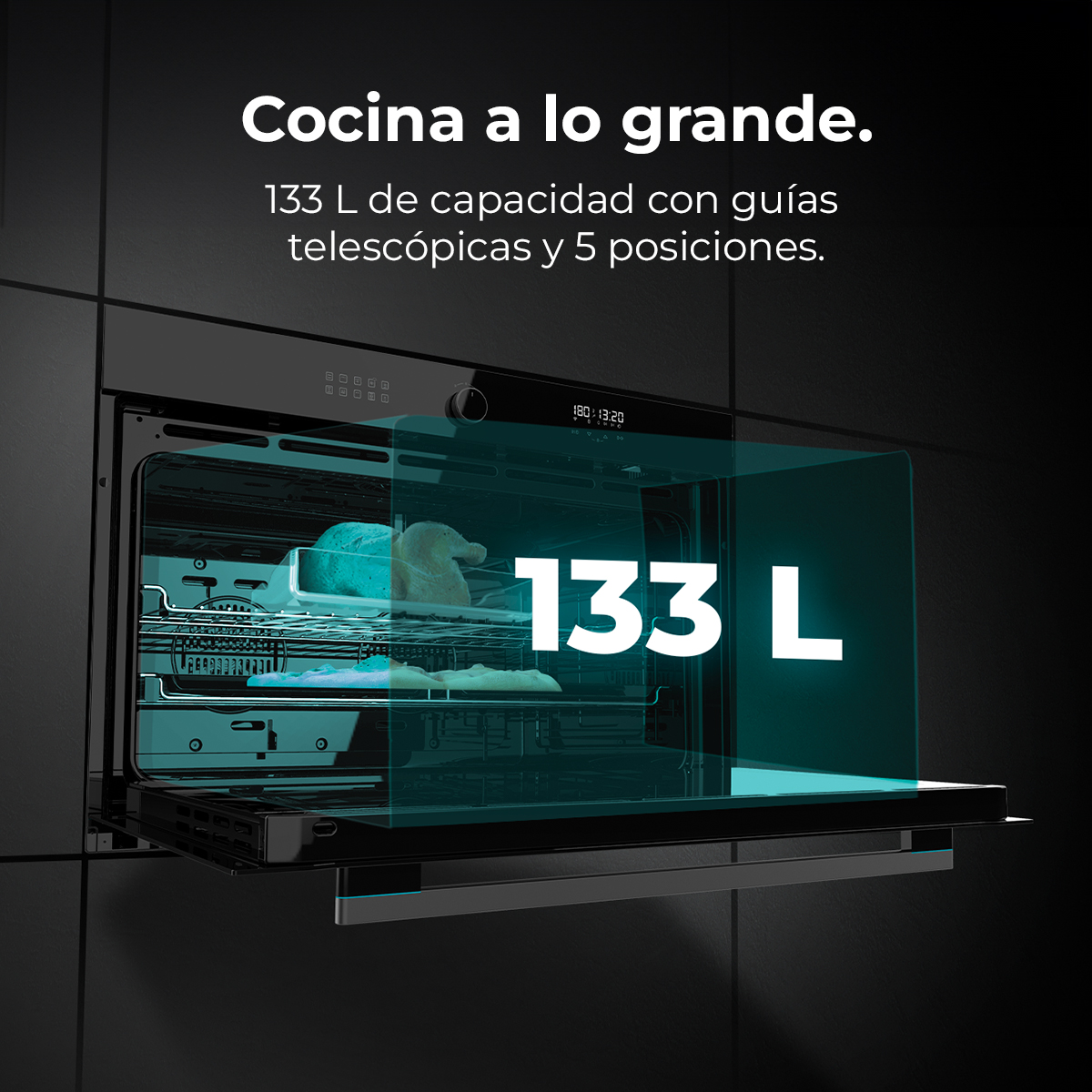 Un horno negro que destaca su capacidad de 133 litros con comida en las rejillas.