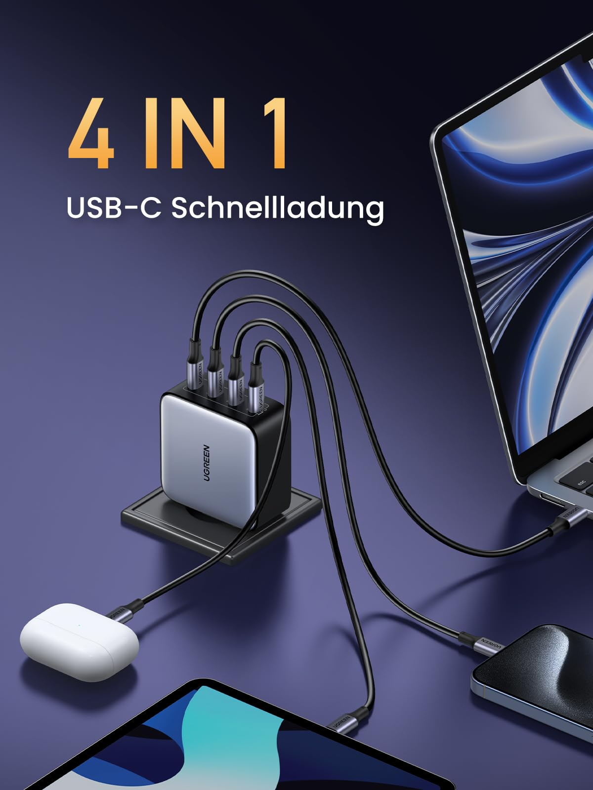 Ein Ugreen 4-in-1 USB-C Schnelllader auf einem Ständer mit vier schwarzen Kabeln für Laptop, Smartphone, Tablet und Ohrhörer.