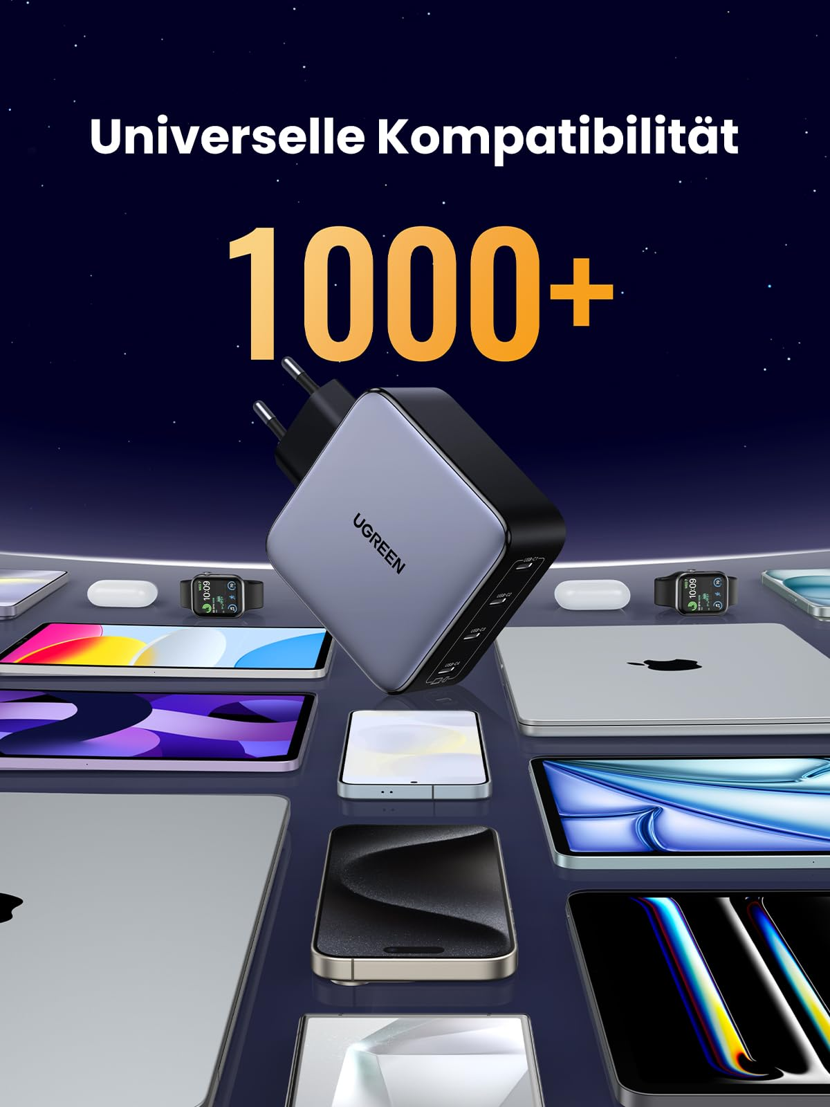 Ein Ugreen-Ladegerät schwebt über verschiedenen Geräten wie Handys und Laptops vor sternenklarem Hintergrund.