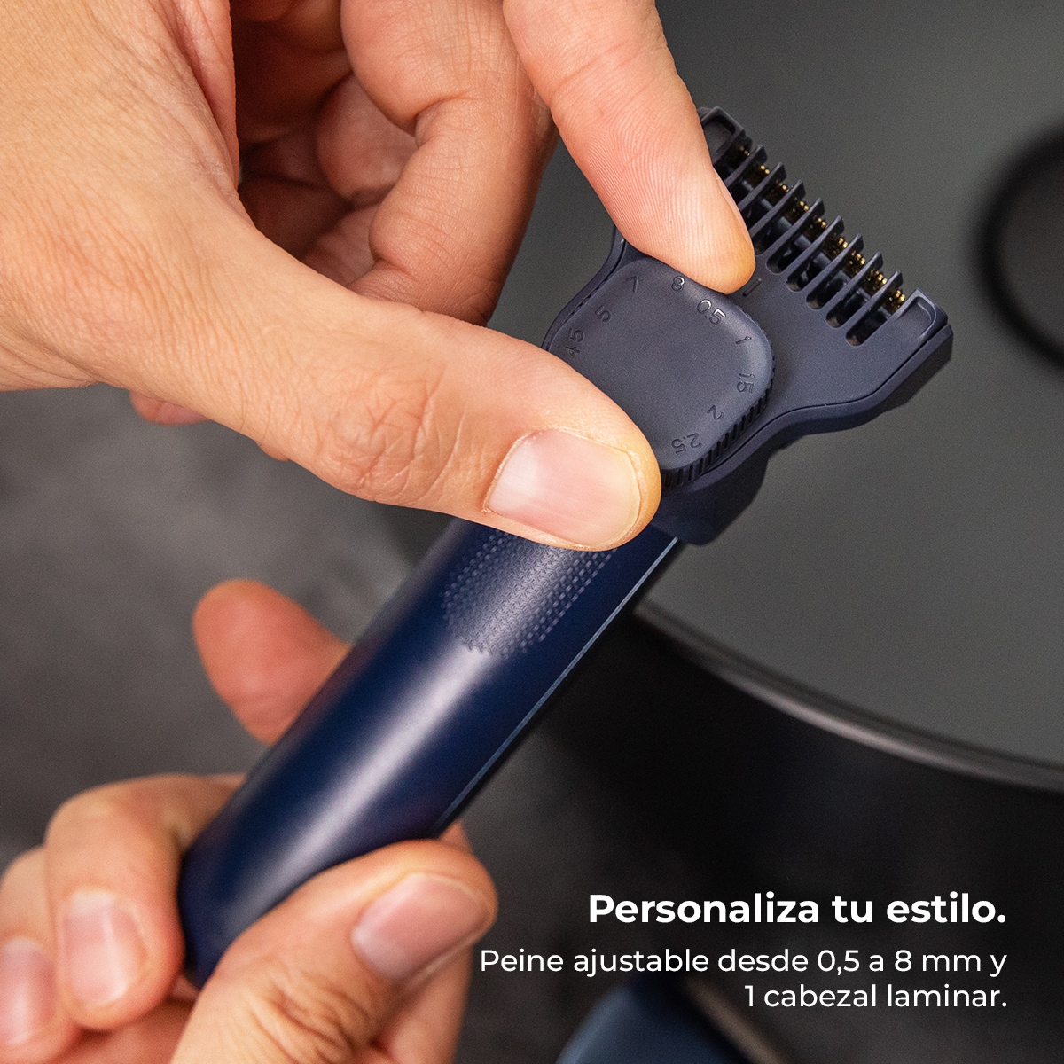 Mani che regolano la rotella di un rifinitore blu scuro con numeri.
