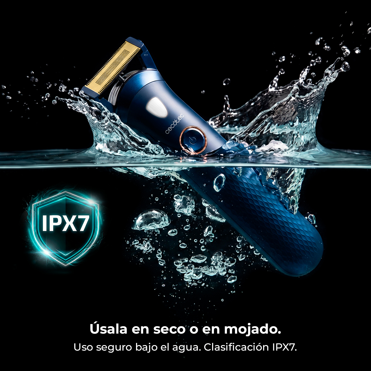 Un rasoio blu immerso nell'acqua con logo impermeabile IPX7 e schizzi.