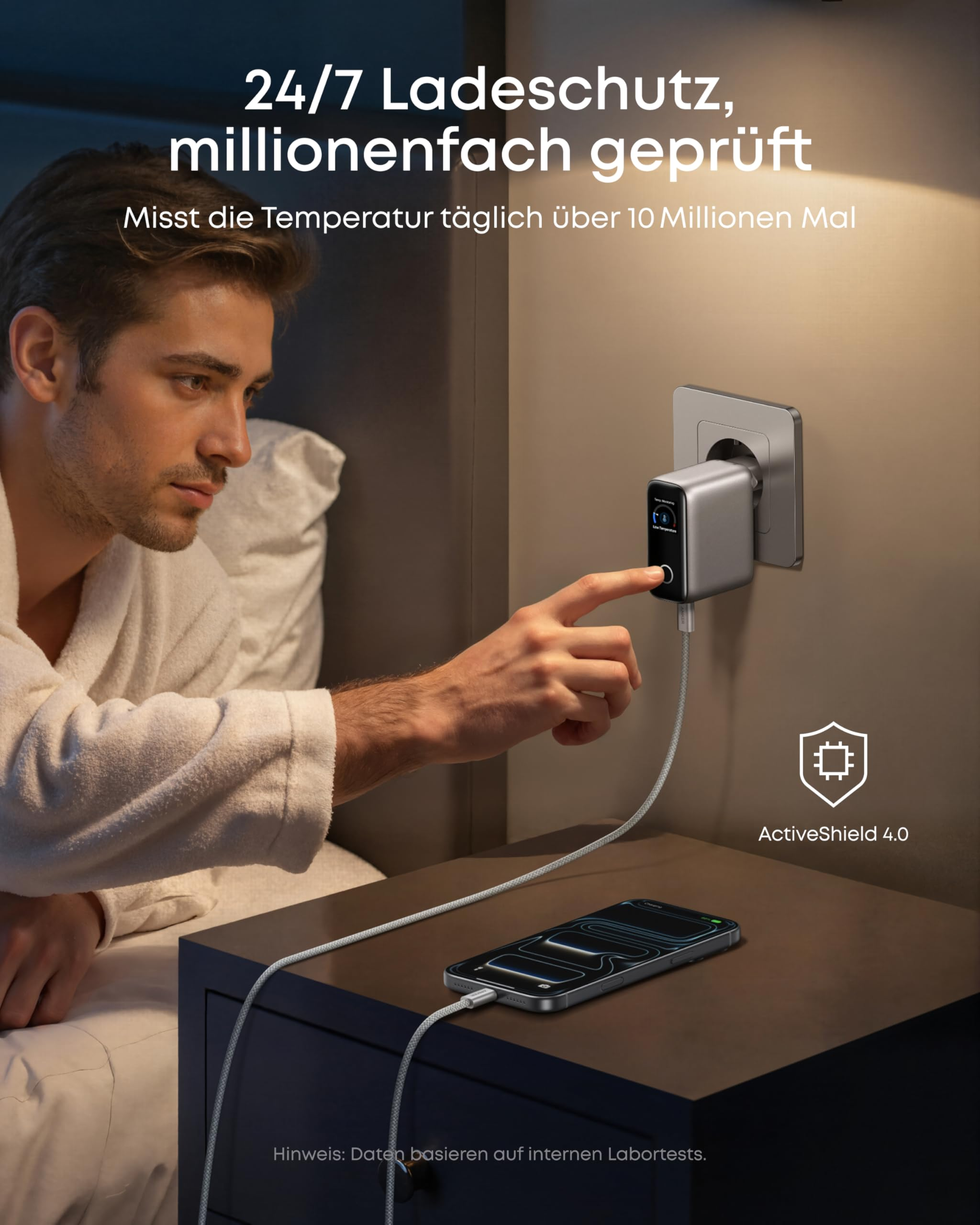 Un uomo a letto tocca un caricabatterie a muro collegato a uno smartphone sul comodino.