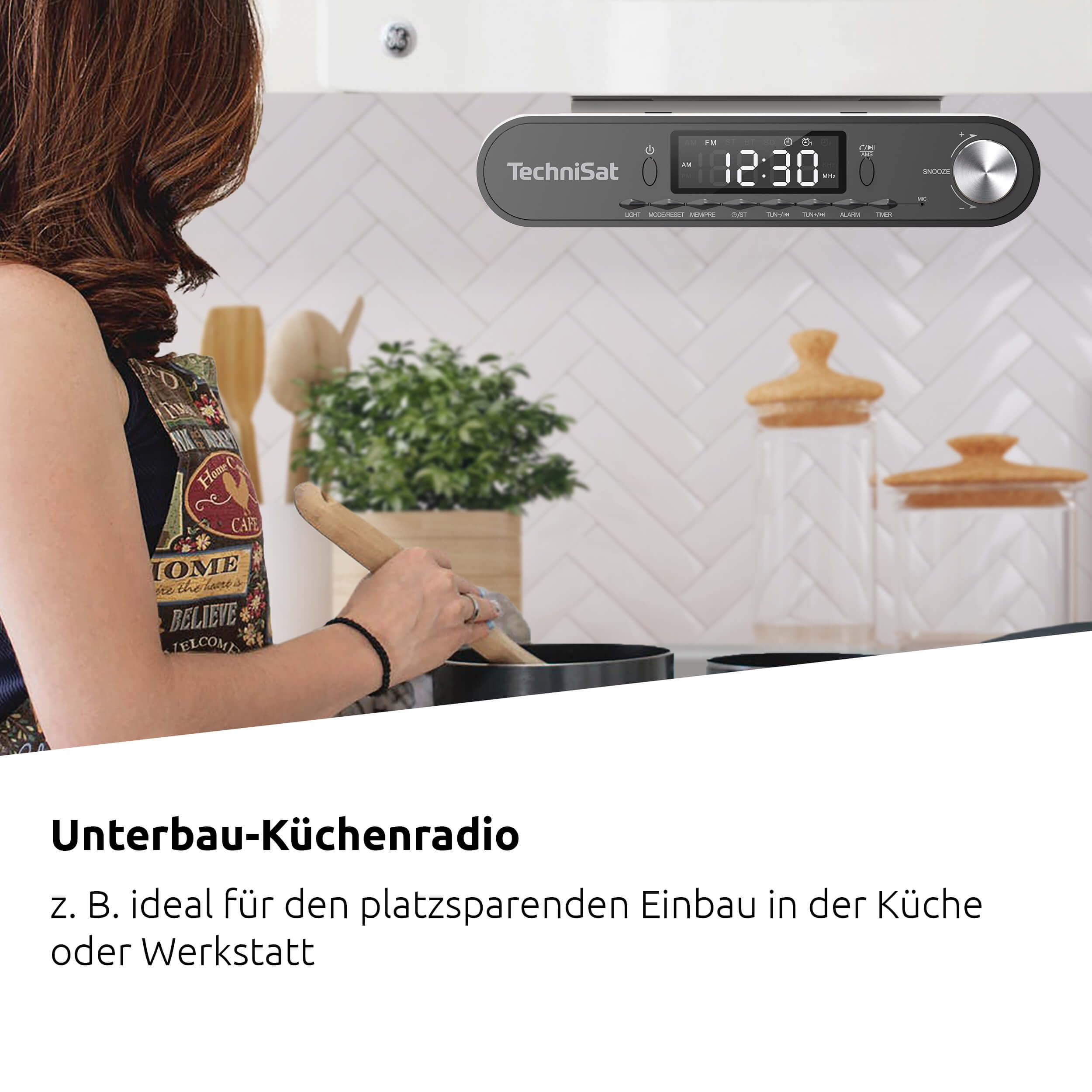 Eine Frau kocht in einer weißen Küche mit Unterbau-Küchenradio.