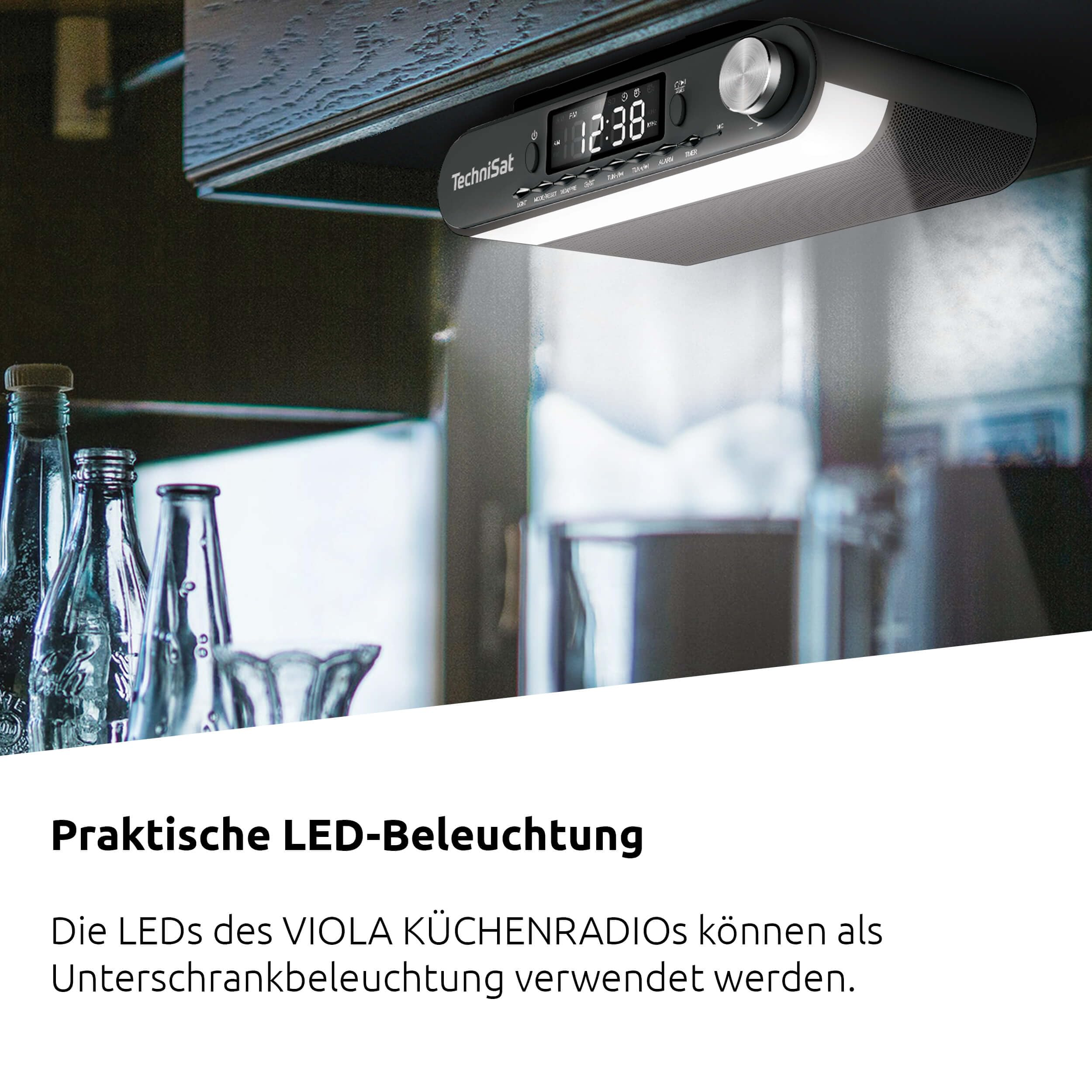 Ein unter einem Küchenschrank montiertes TechniSat Küchenradio leuchtet nach unten auf Glasflaschen.