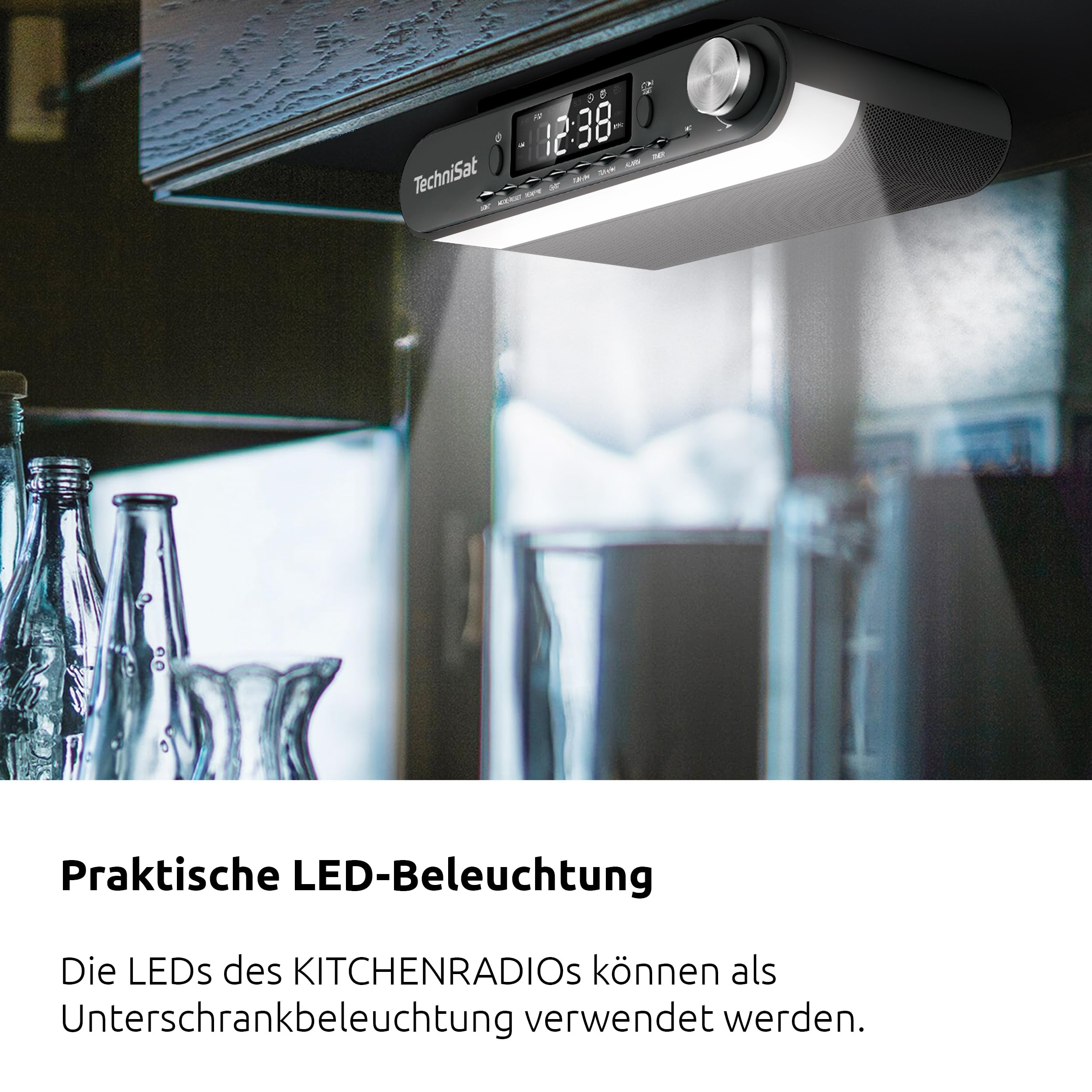 TechniSat Küchenradio mit Uhrzeit und heller LED-Beleuchtung unter einem Hängeschrank.