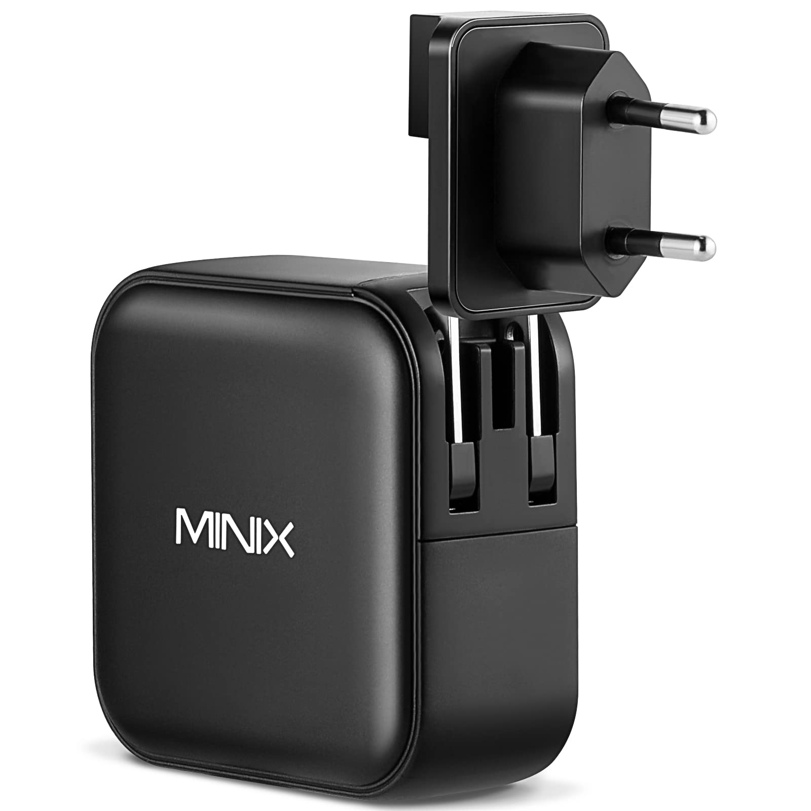 Caricabatterie da viaggio Minix nero con adattatore per presa UE estratto su sfondo bianco.