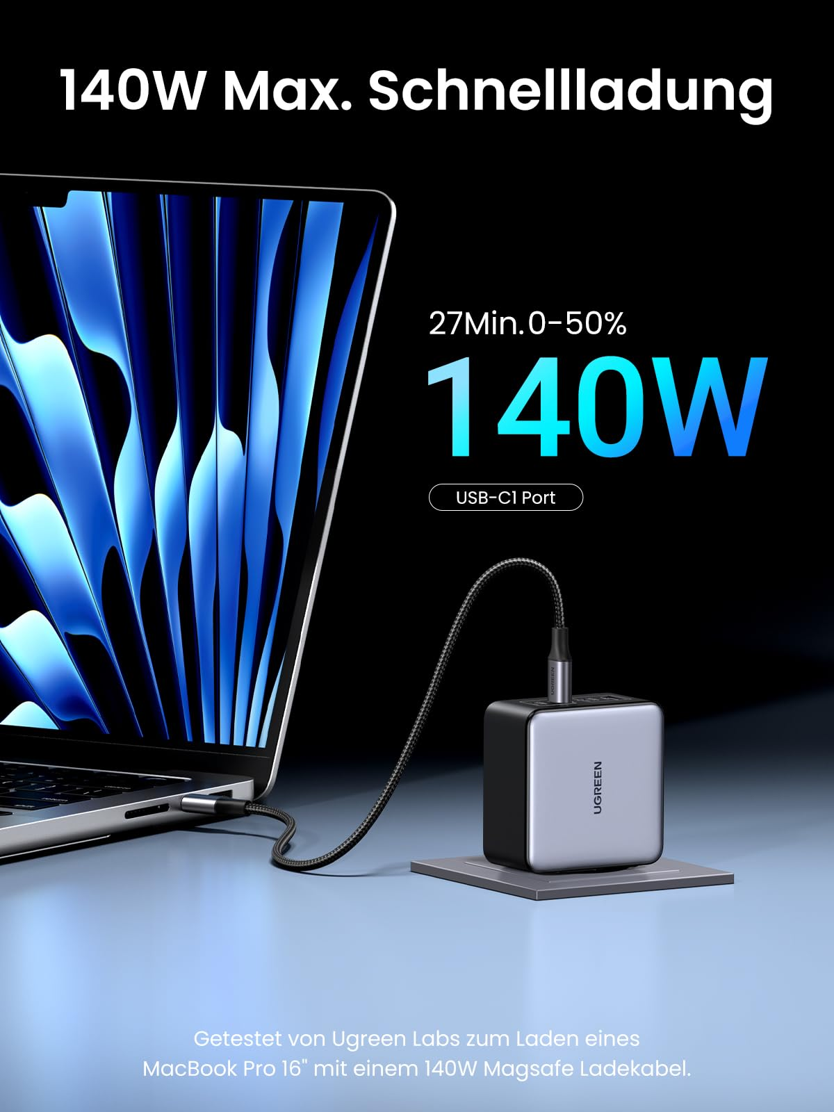 Un caricatore rapido Ugreen da 140W carica un MacBook Pro tramite cavo USB-C su sfondo scuro.