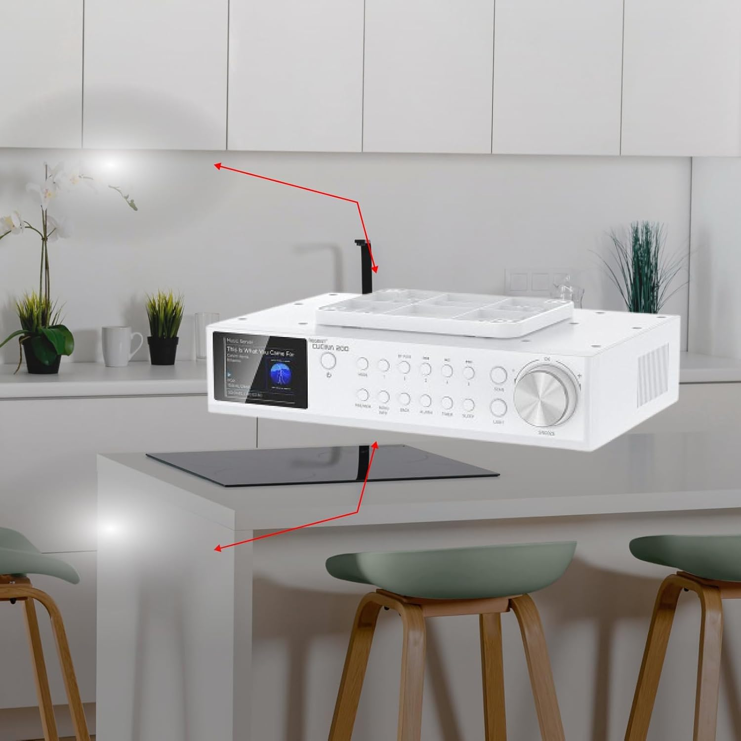 Ein weißes Küchenradio mit Display und Drehknöpfen schwebt vor einer modernen Küchenzeile mit Barhockern.