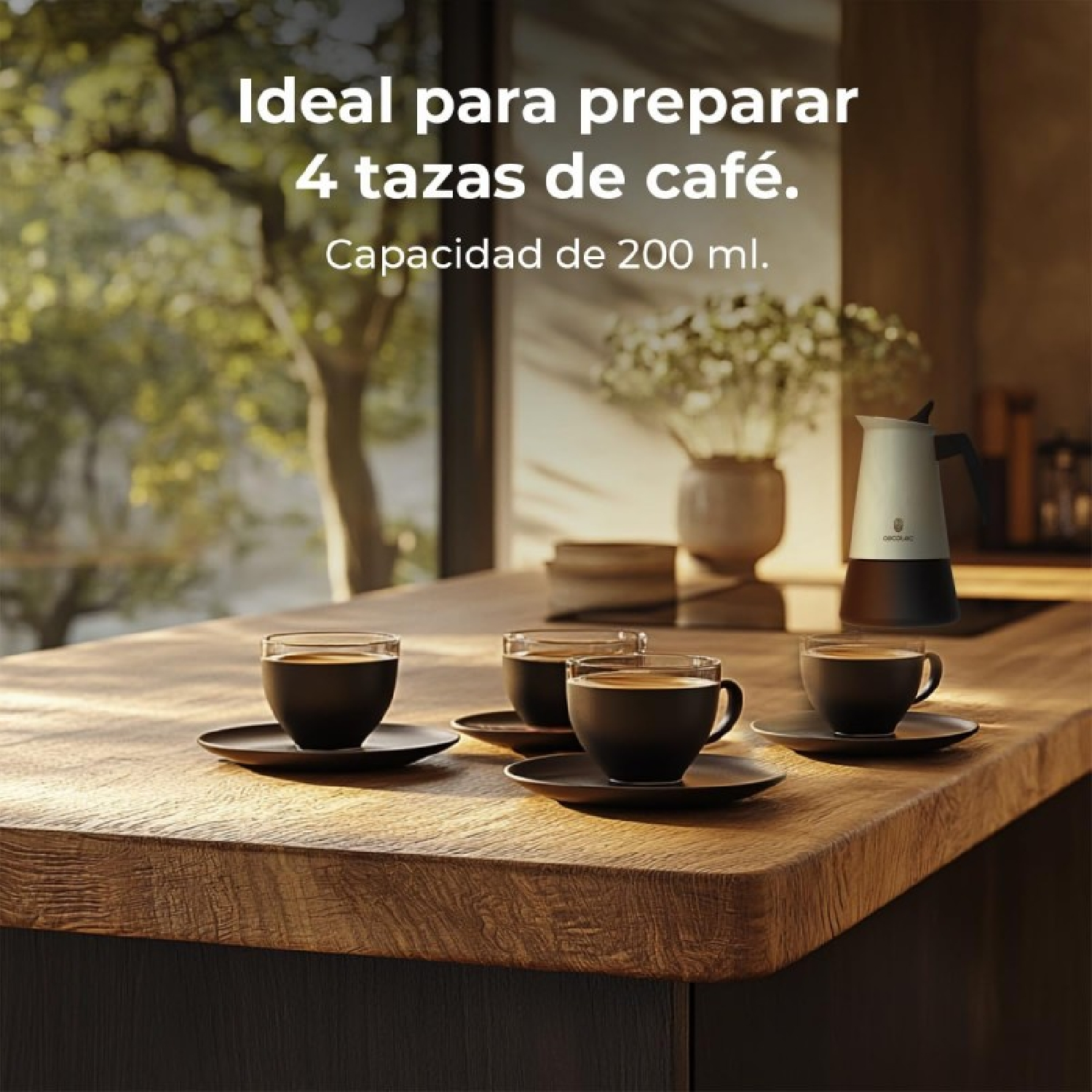 Cuatro tazas de café negras en una encimera de madera con cafetera.