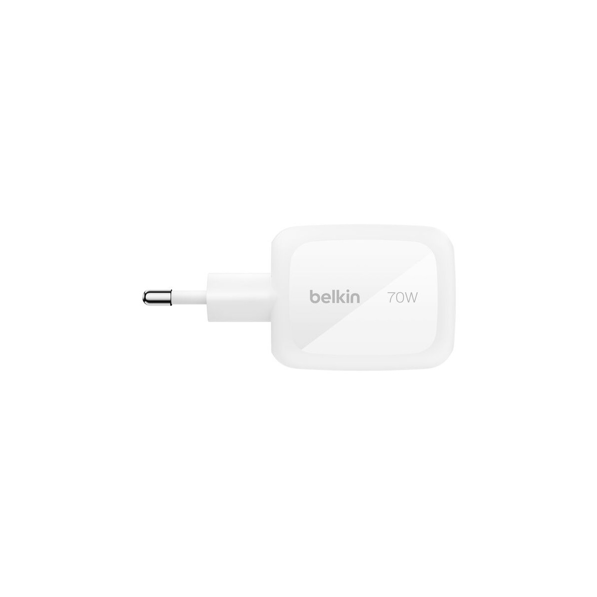 Weißes Belkin 70W-Ladegerät mit integriertem Stecker vor weißem Hintergrund.