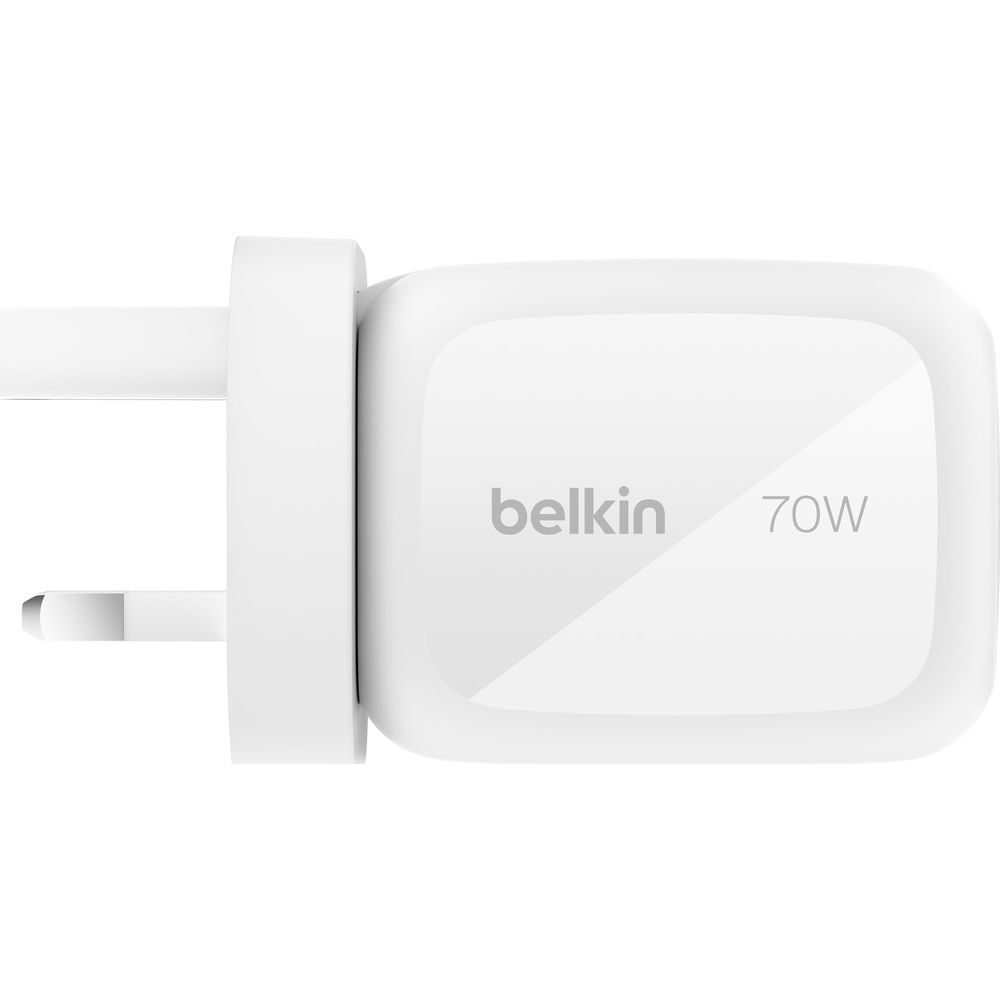 Ein weißes Belkin 70W Ladegerät mit britischen Steckern vor weißem Hintergrund.