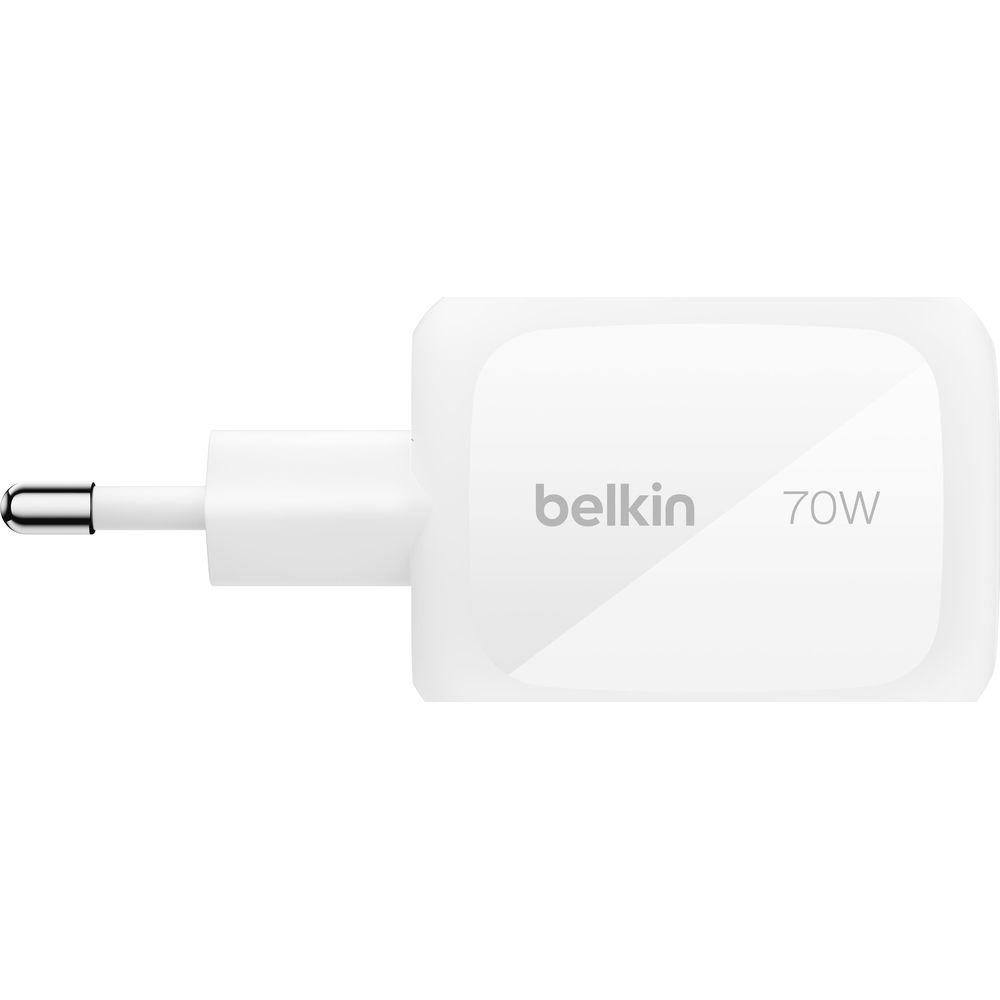 Weißes Belkin 70W USB-C-Wandladegerät vor weißem Hintergrund.