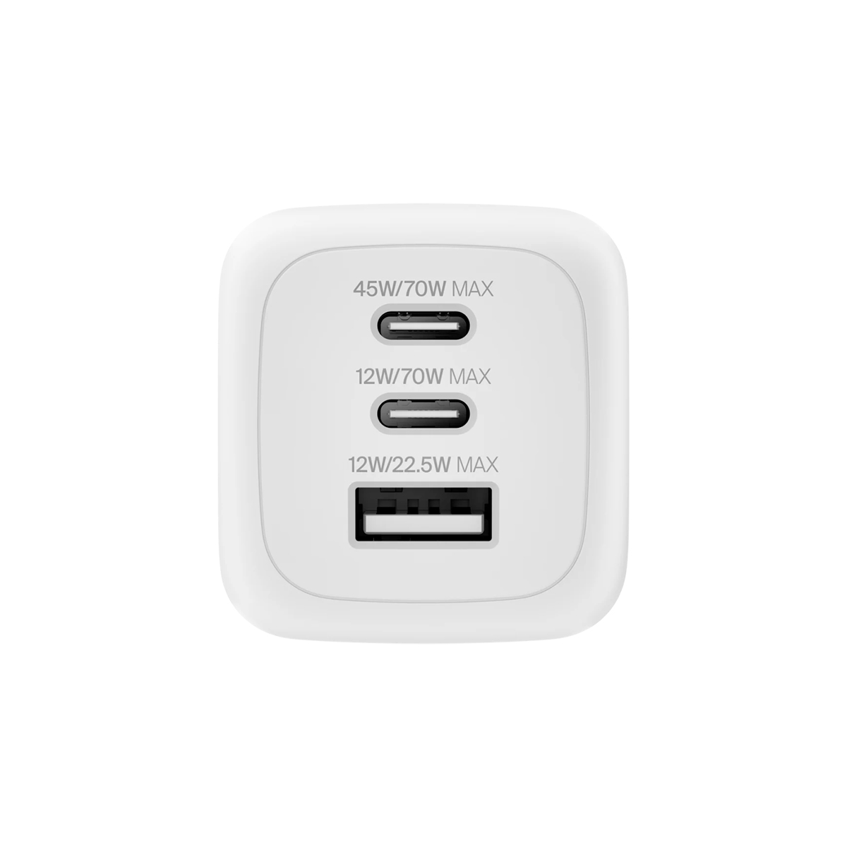 Ein weißes USB-Ladegerät mit zwei USB-C-Anschlüssen und einem USB-A-Anschluss sowie Leistungsangaben.