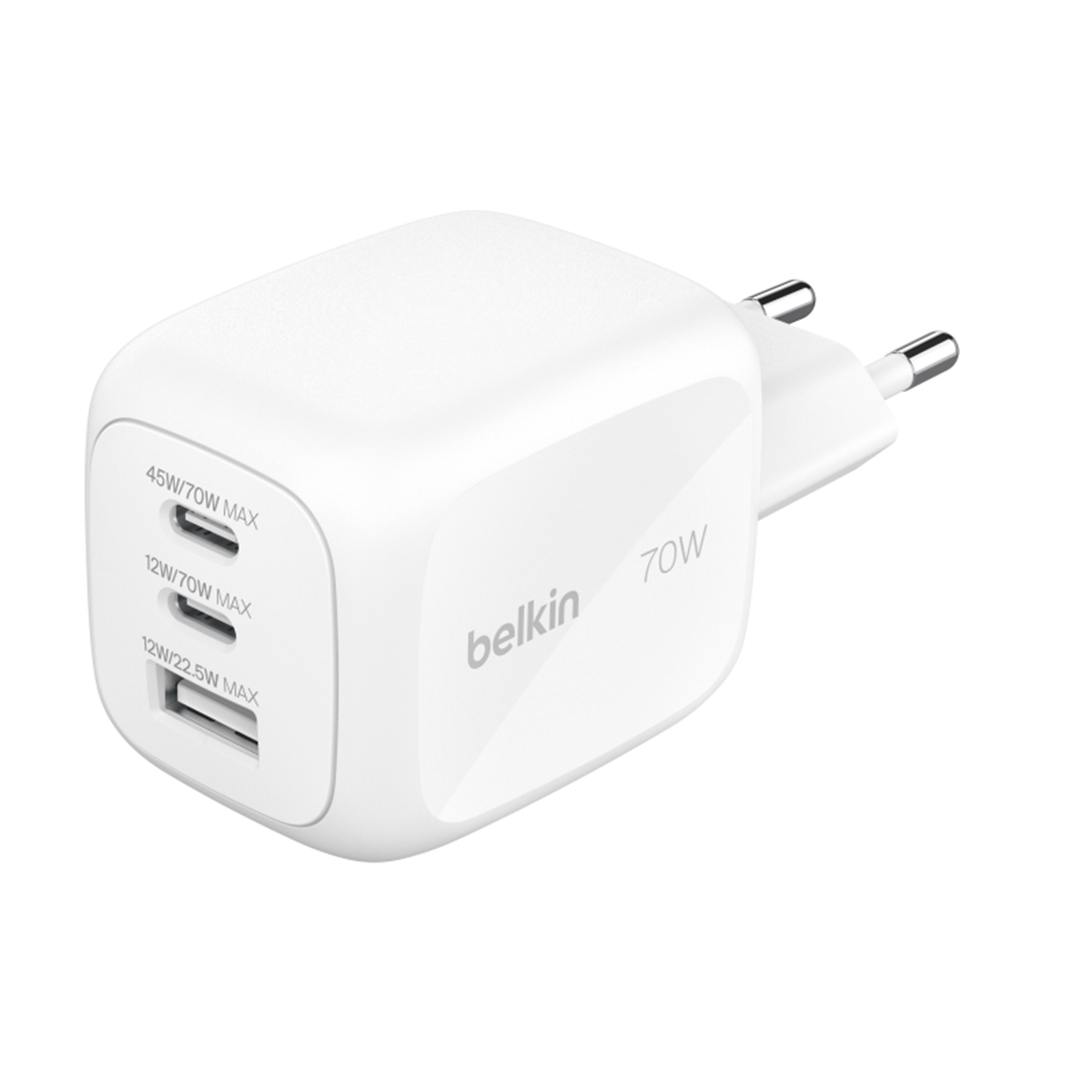 Ein weißes Belkin 70W-Wandladegerät mit zwei USB-C- und einem USB-A-Anschluss vor weißem Hintergrund.
