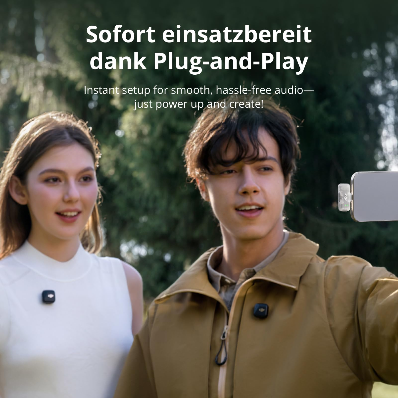 Junge Leute im Freien mit kleinen Mikrofonen an der Kleidung, die mit einem Smartphone ein Video aufnehmen.
