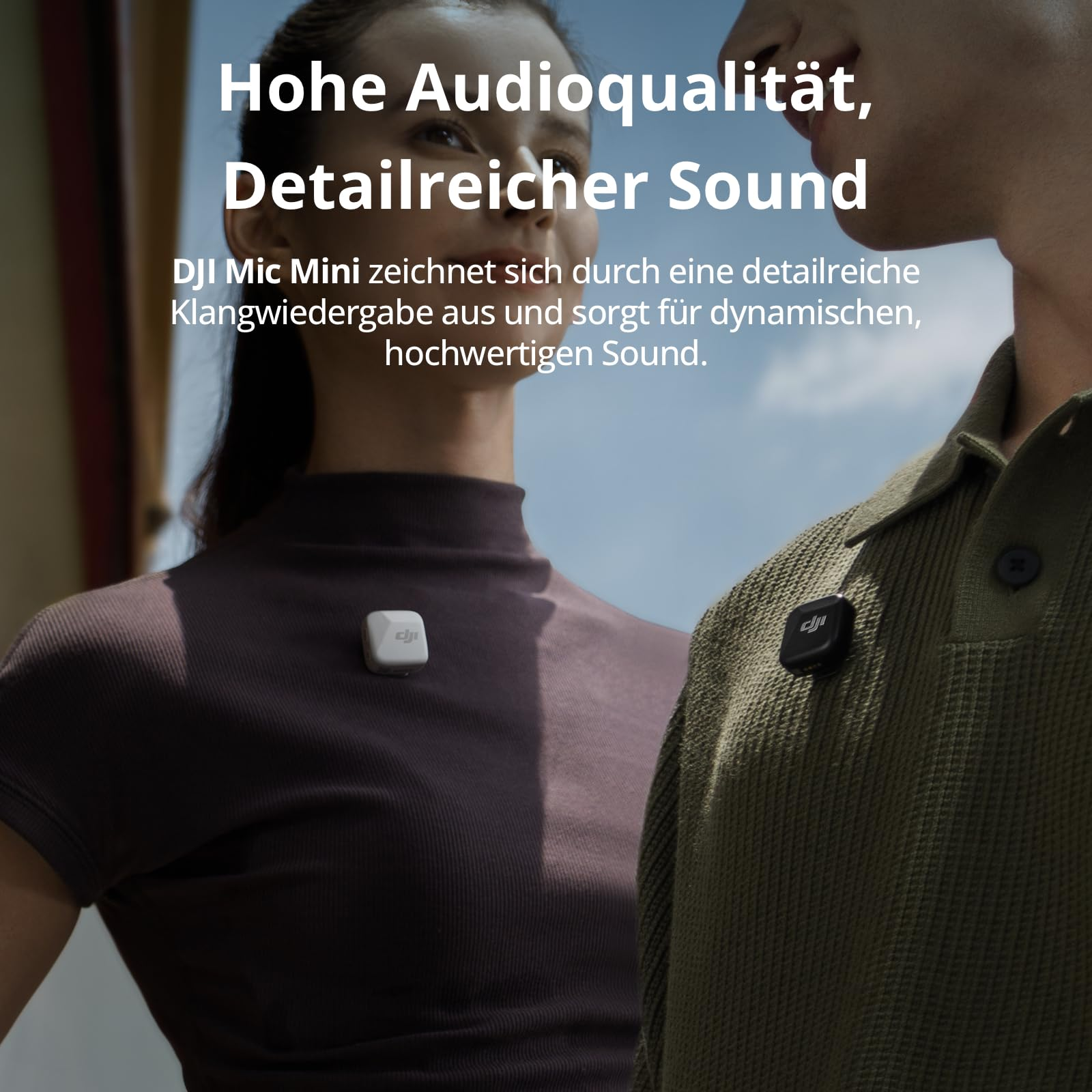 Zwei Personen tragen kleine weiße und schwarze DJI Mic Mini Clip-Mikrofone an ihrer Kleidung.