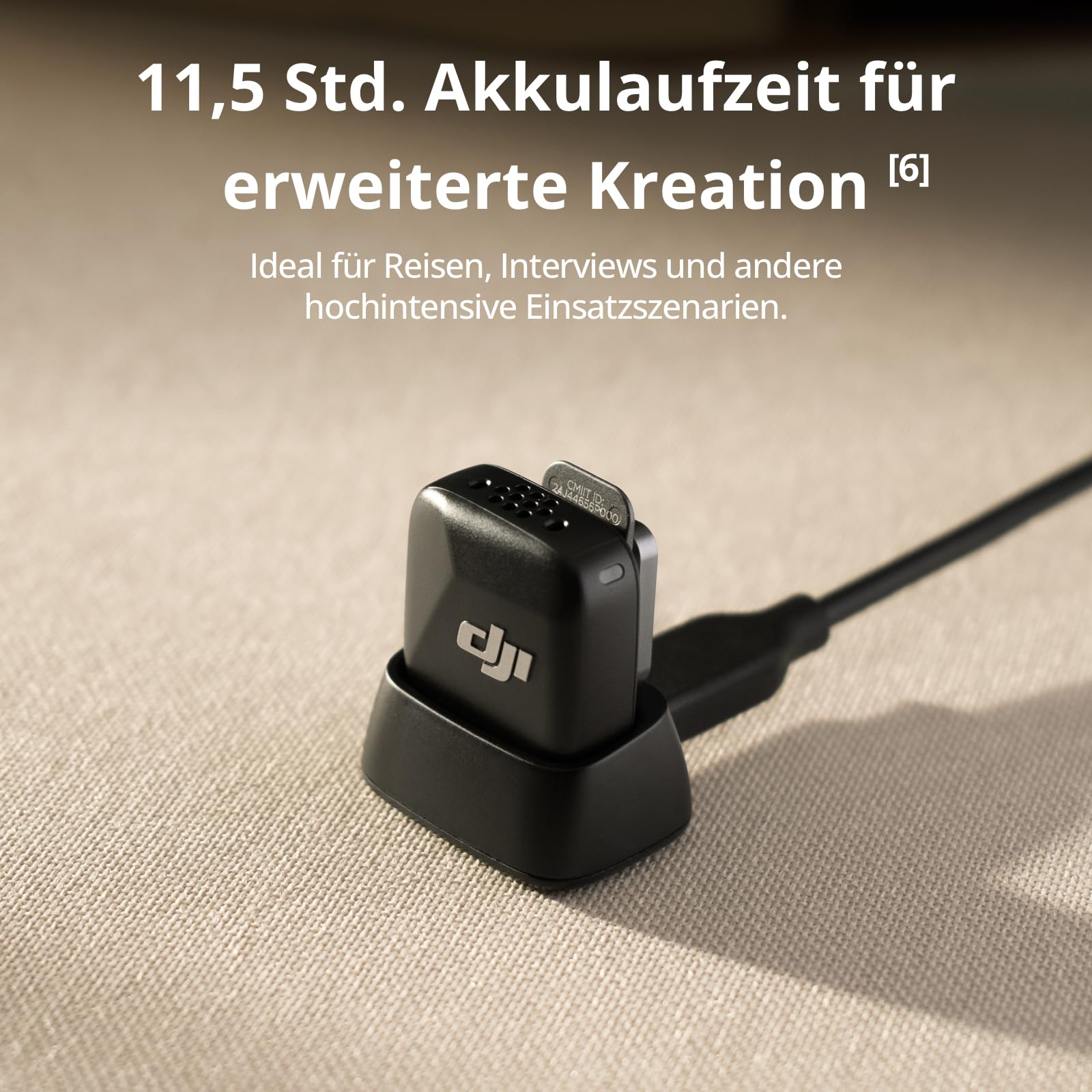 DJI-Mikrofon in einer Ladeschale mit angeschlossenem USB-C-Kabel auf beigem Hintergrund.