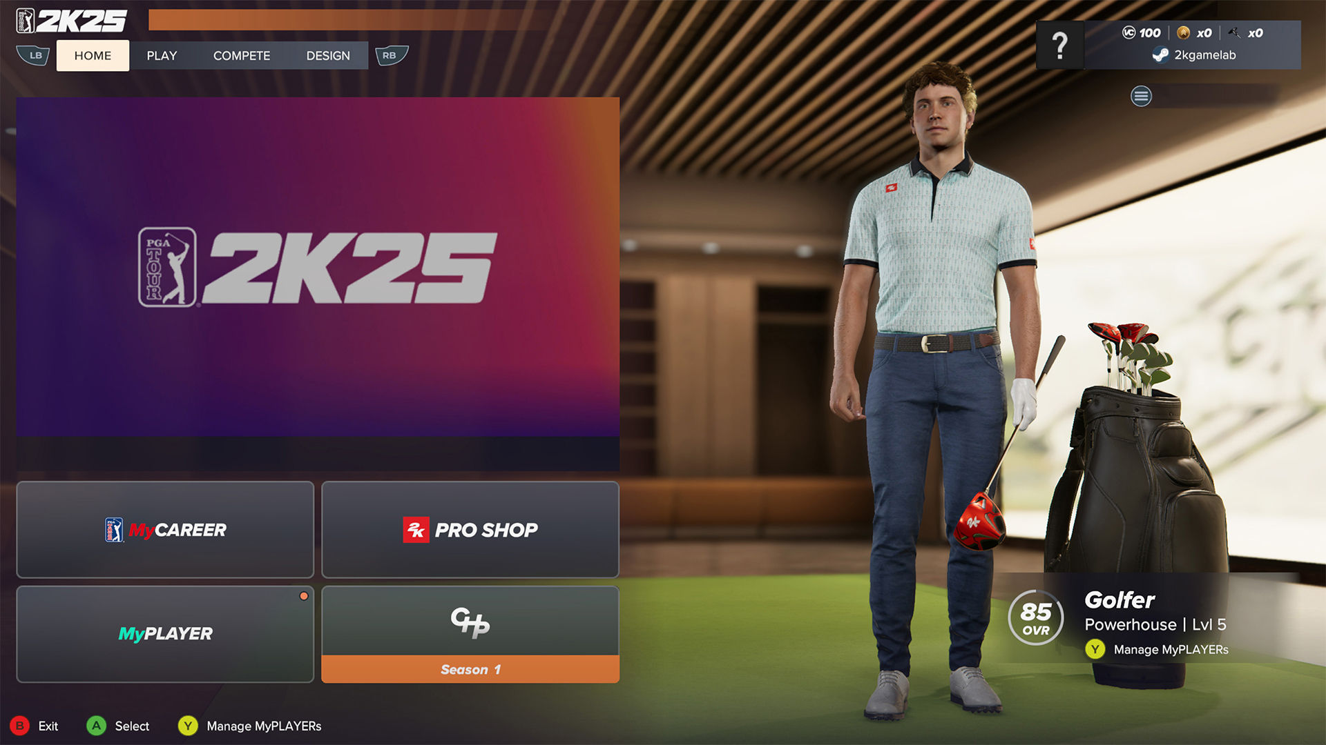 Golfista w niebieskich spodniach i jasnej koszuli w menu gry 2K25 z torbą.
