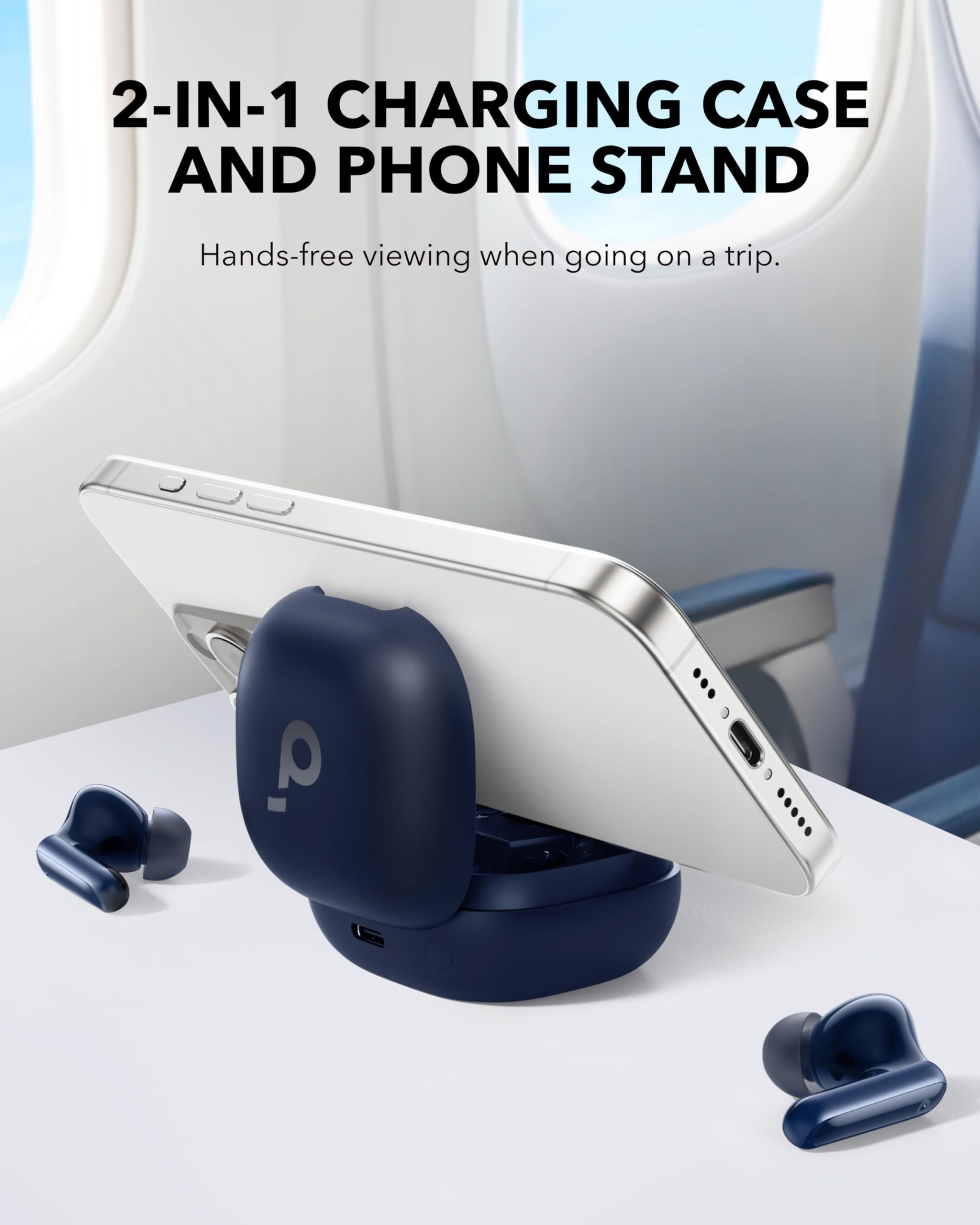 Un étui de charge bleu foncé tient un smartphone blanc sur une table blanche devant un hublot d'avion.