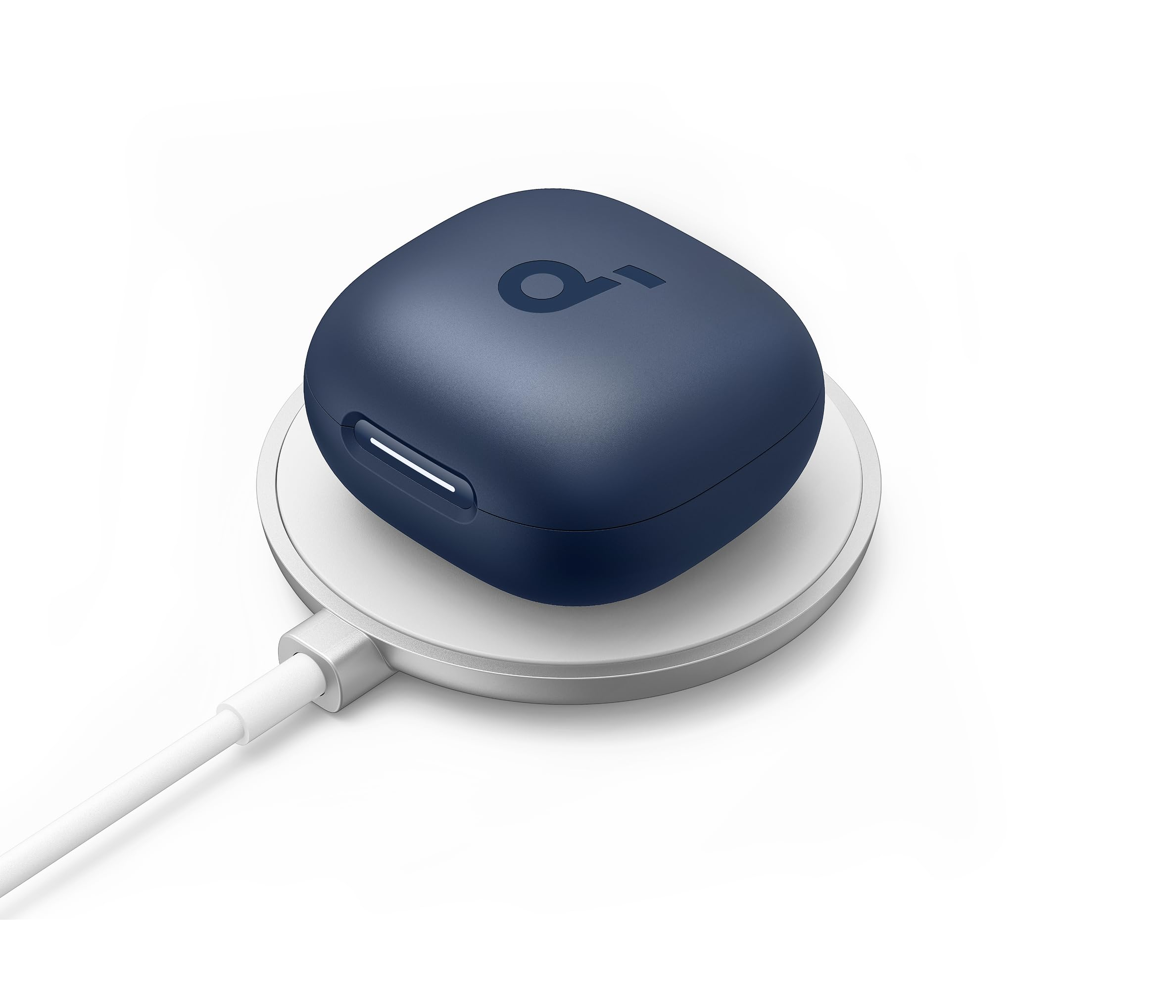 Un boîtier de charge sans fil bleu foncé est centré sur un socle de charge rond blanc sur fond blanc.
