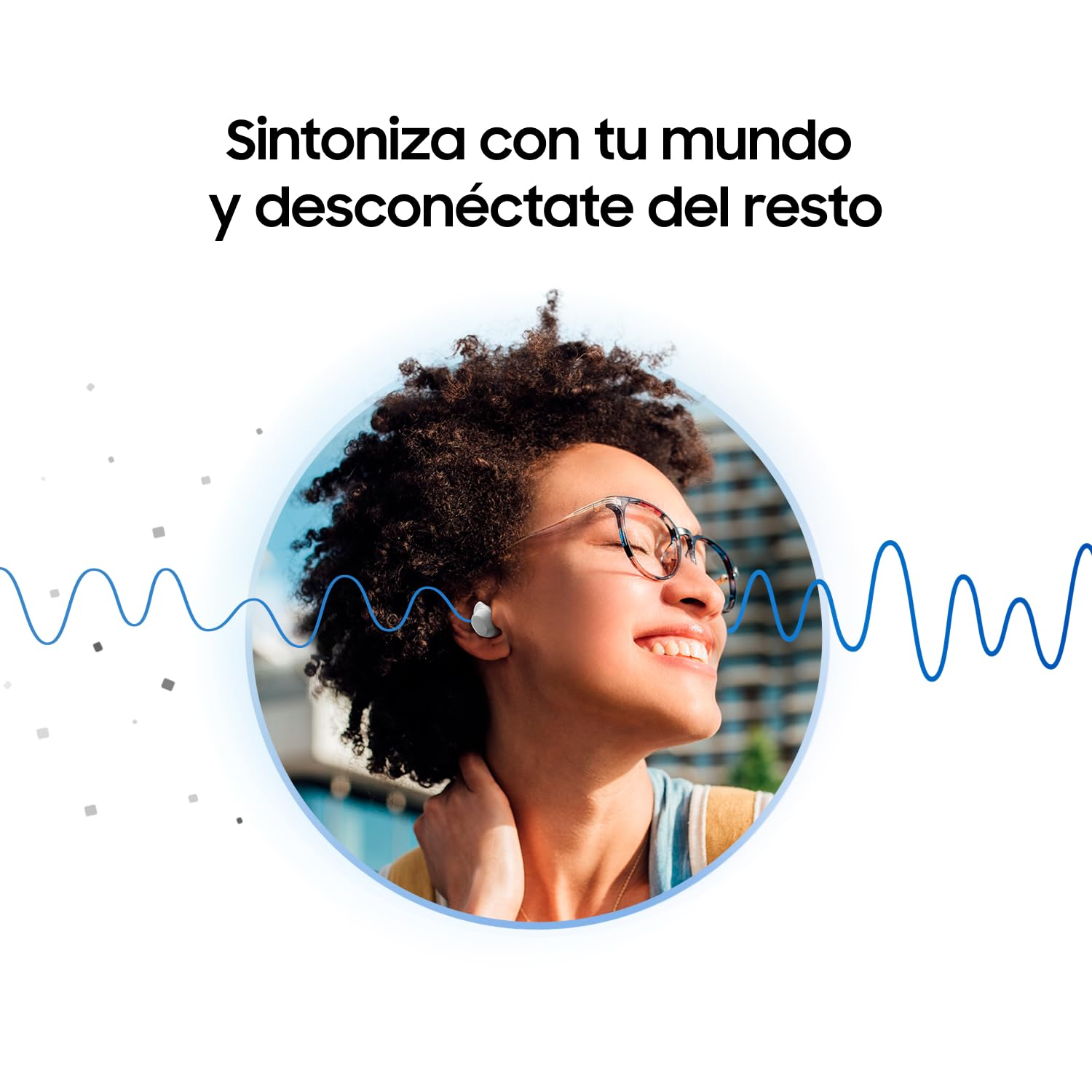 Donna sorridente con occhiali e auricolari, circondata da onde sonore blu.