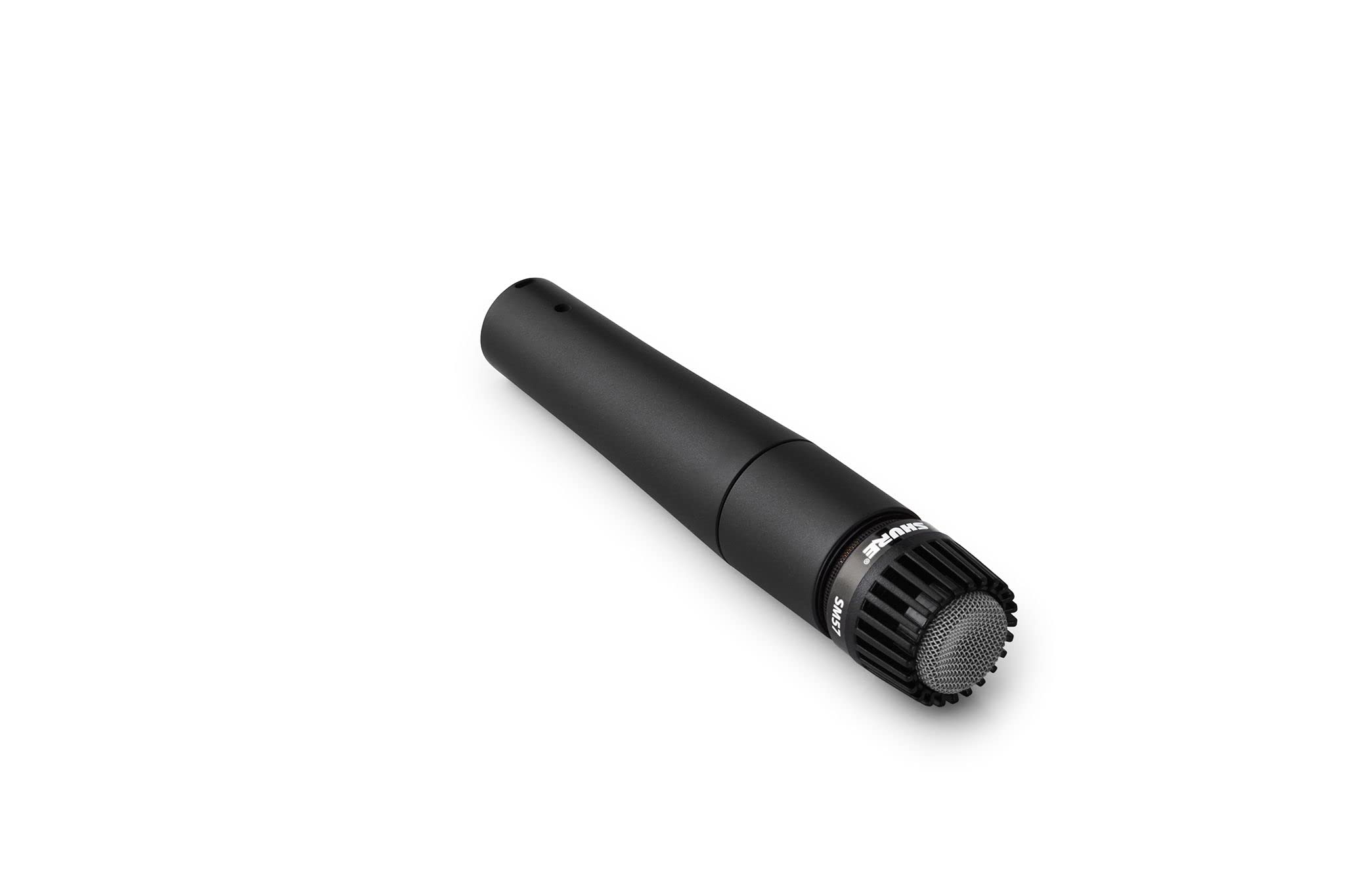 Un microphone dynamique noir Shure SM57 incliné sur fond blanc.