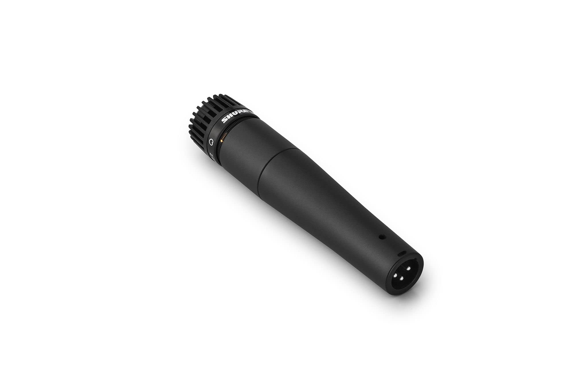 Un microphone Shure noir repose en diagonale sur un fond blanc.