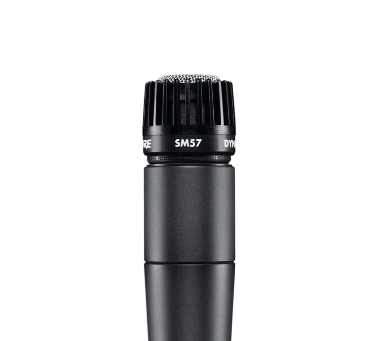 Gros plan d'un microphone dynamique Shure SM57 noir sur fond blanc.