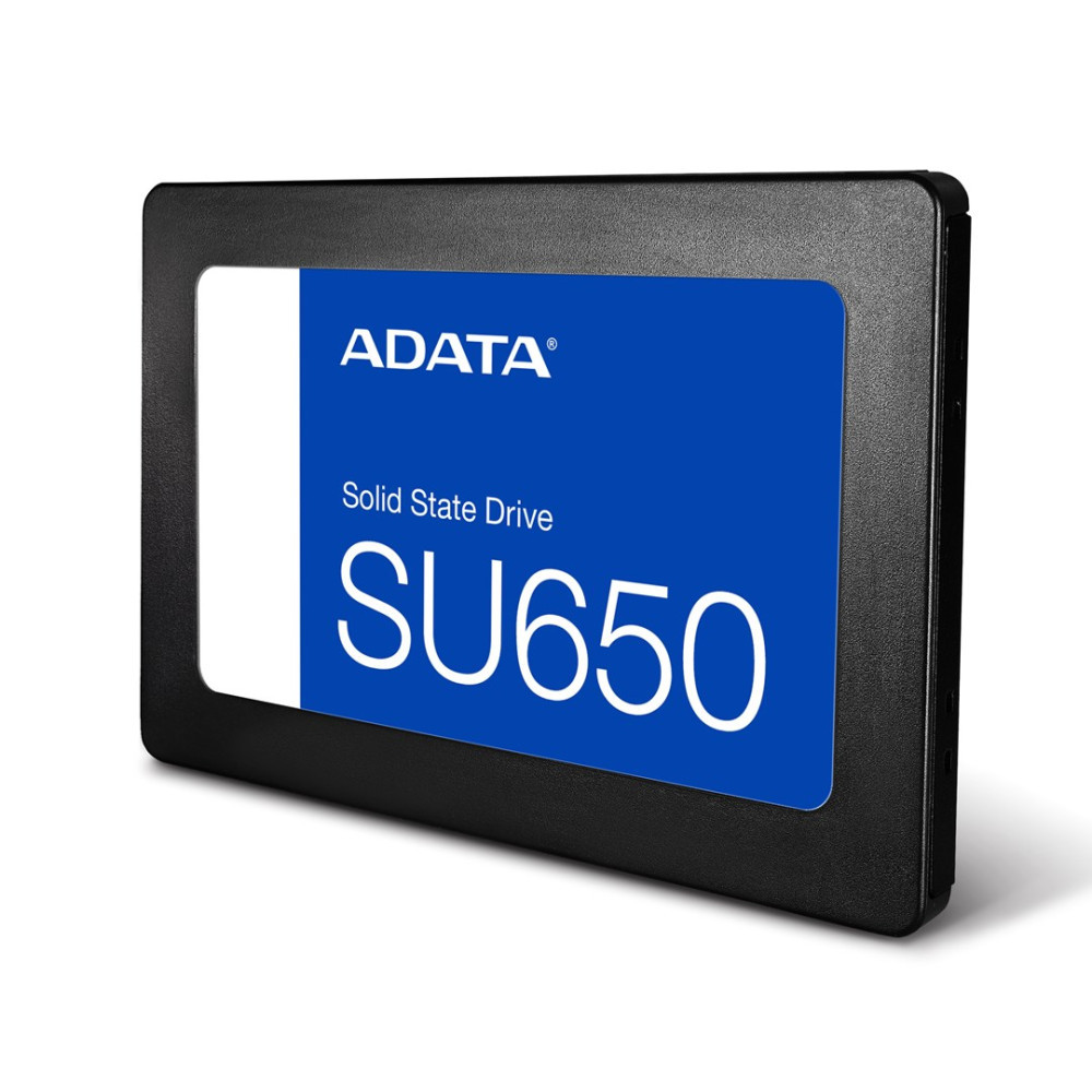 Eine schwarze ADATA SU650 SSD-Festplatte mit blau-weißem Etikett vor weißem Hintergrund.