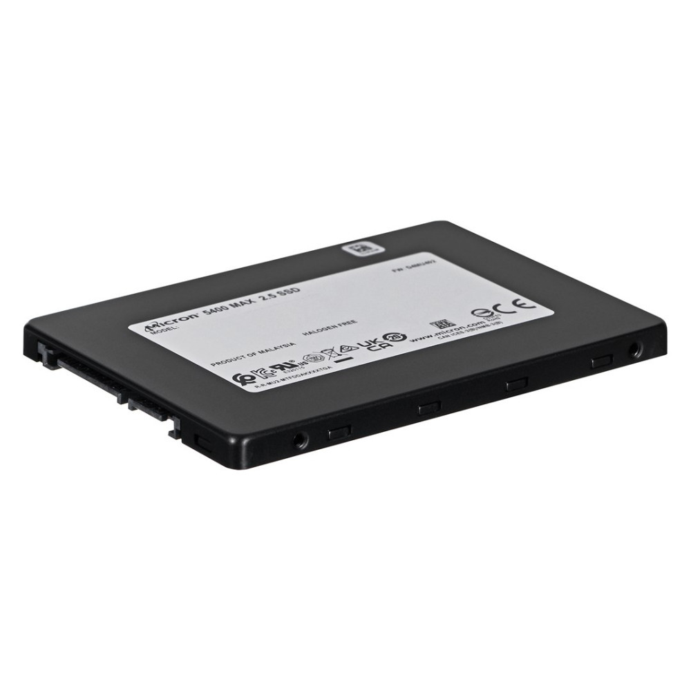 Czarny dysk SSD z białą etykietą i wydrukowaną specyfikacją na gładkim białym tle.