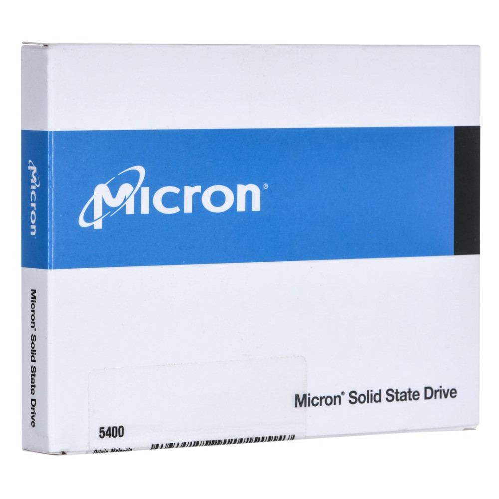 Biało-niebieskie opakowanie dysku SSD Micron na białym tle.